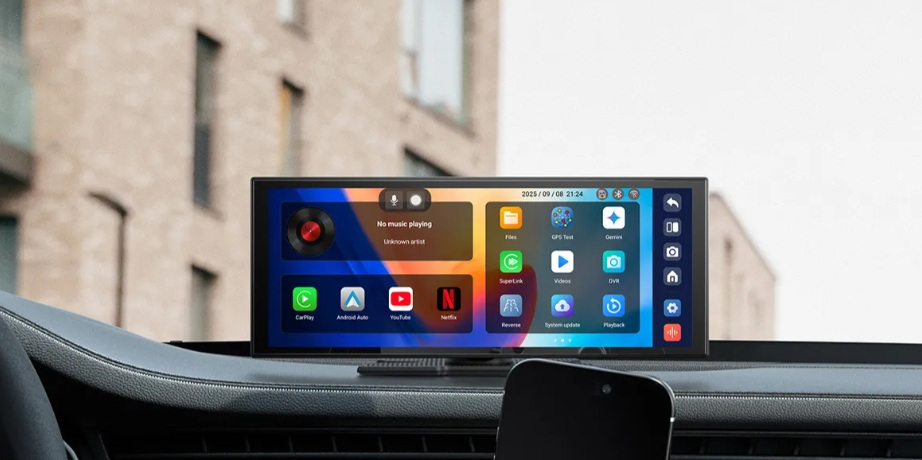 Ekran multimedialny samochodu wyświetlający aplikacje takie jak CarPlay i YouTube.