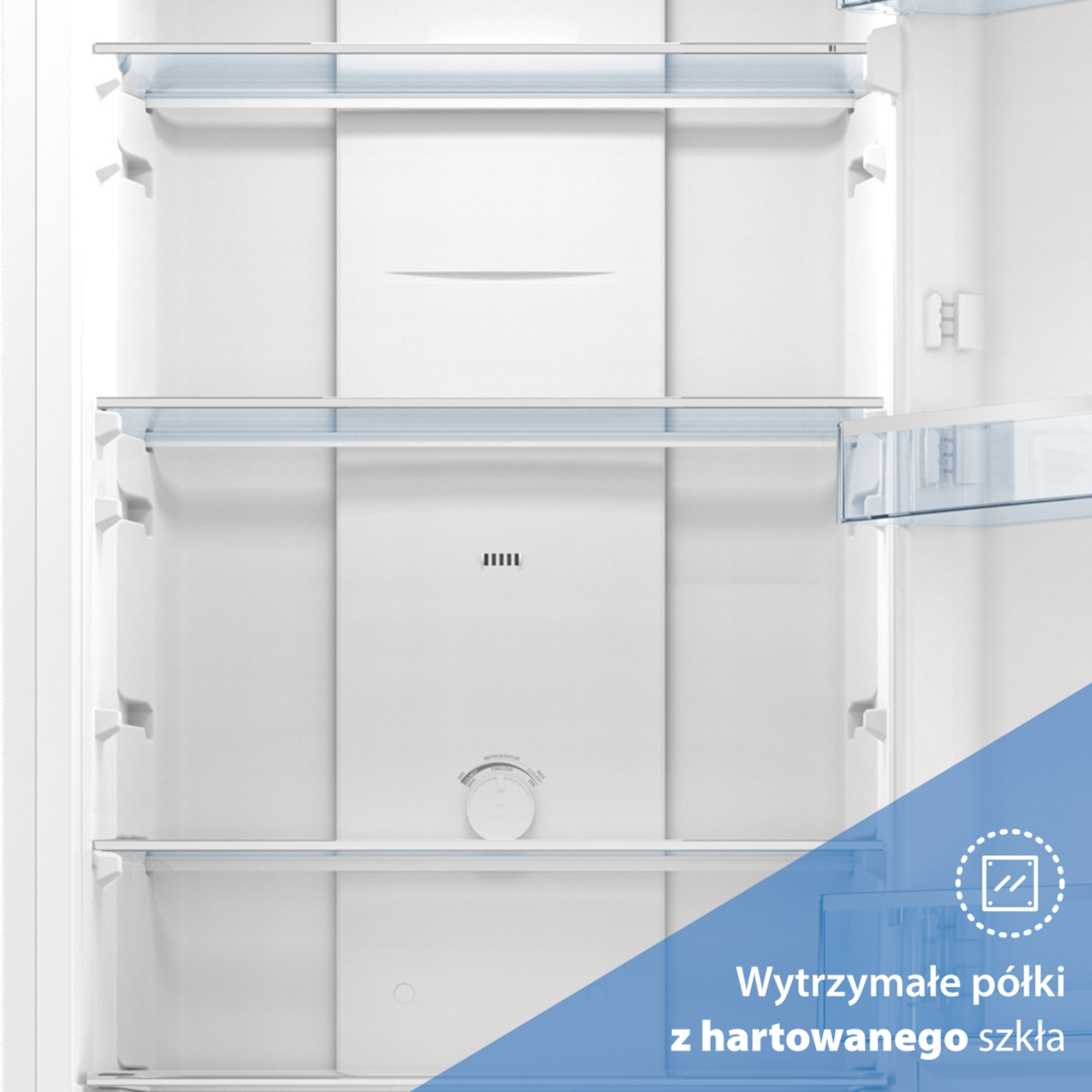 Puste wnętrze białej lodówki ze szklanymi półkami i regulacją temperatury.