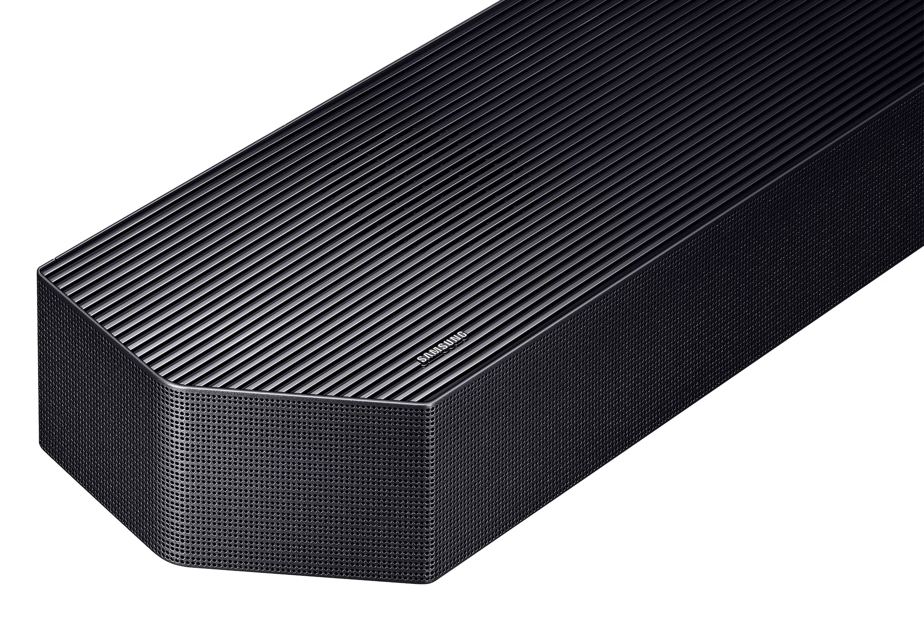 Czarny soundbar Samsung z żebrowanym blatem i perforowanymi bokami.