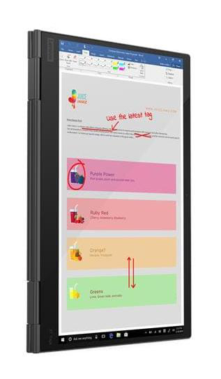 Ein Tablet zeigt eine Webseite mit Fruchtsaftangeboten: Lila, Rot, Orange und Grün.