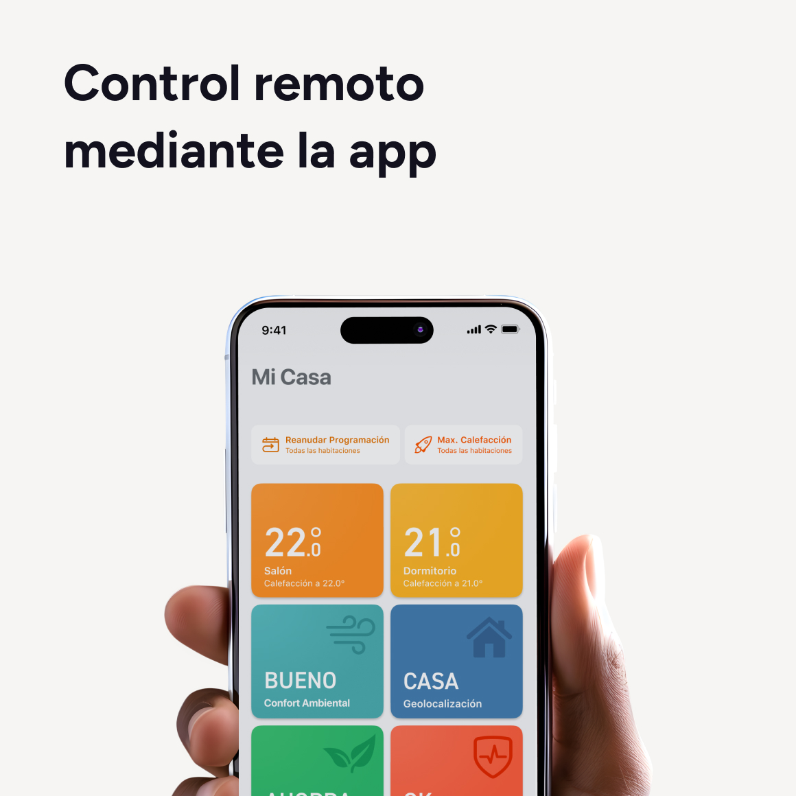 Una mano sujeta un smartphone con una app de control remoto del hogar.