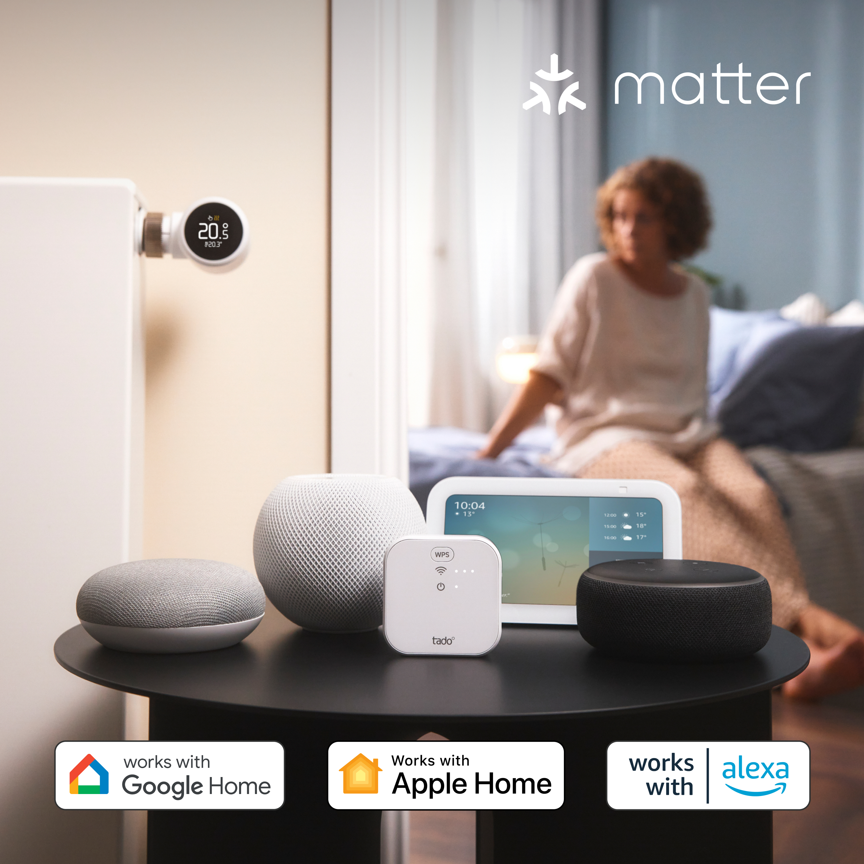 Dispositivos de hogar inteligente: termostato de radiador, altavoces y pantalla.