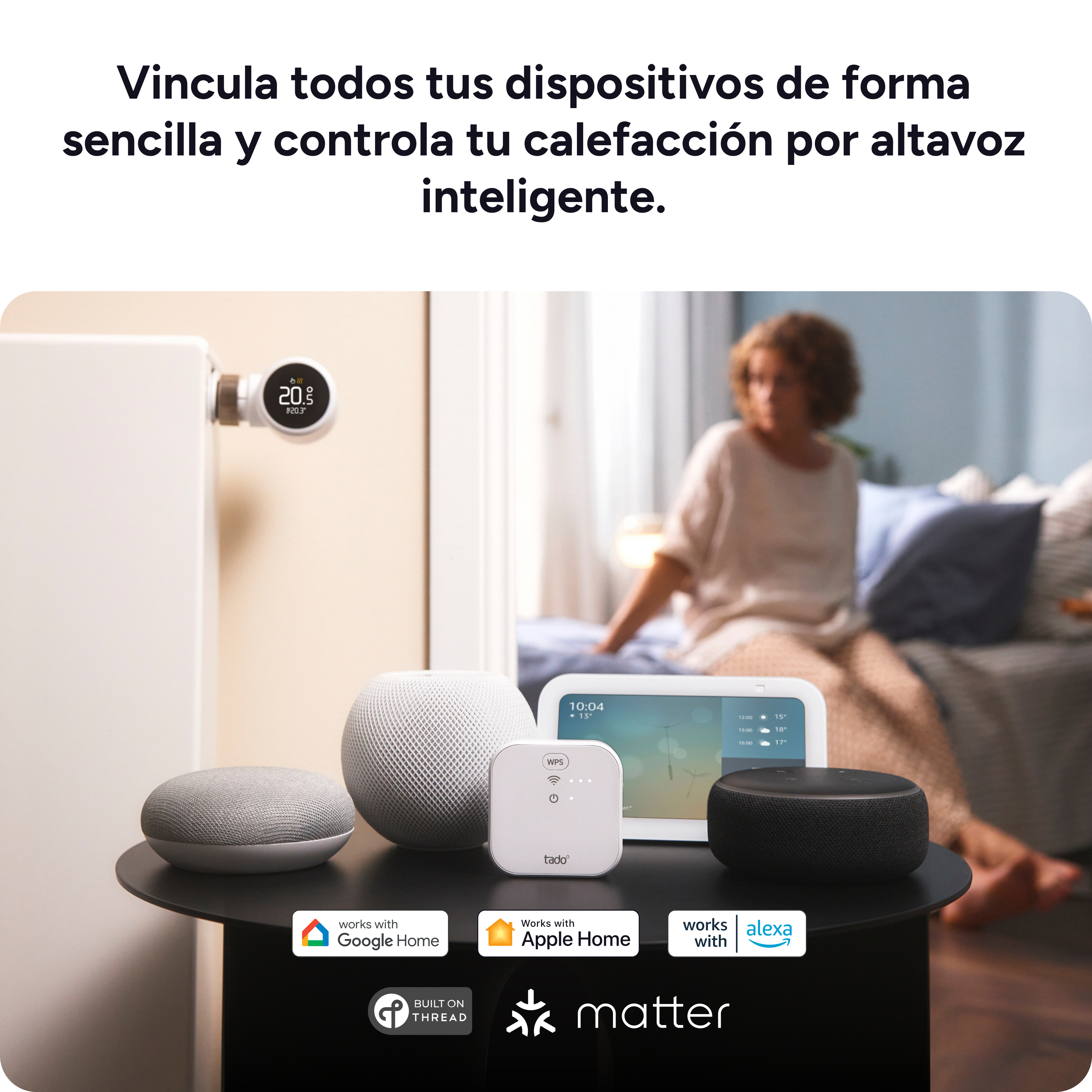 Un termostato, tres altavoces inteligentes y una pantalla muestran una configuración de hogar inteligente.