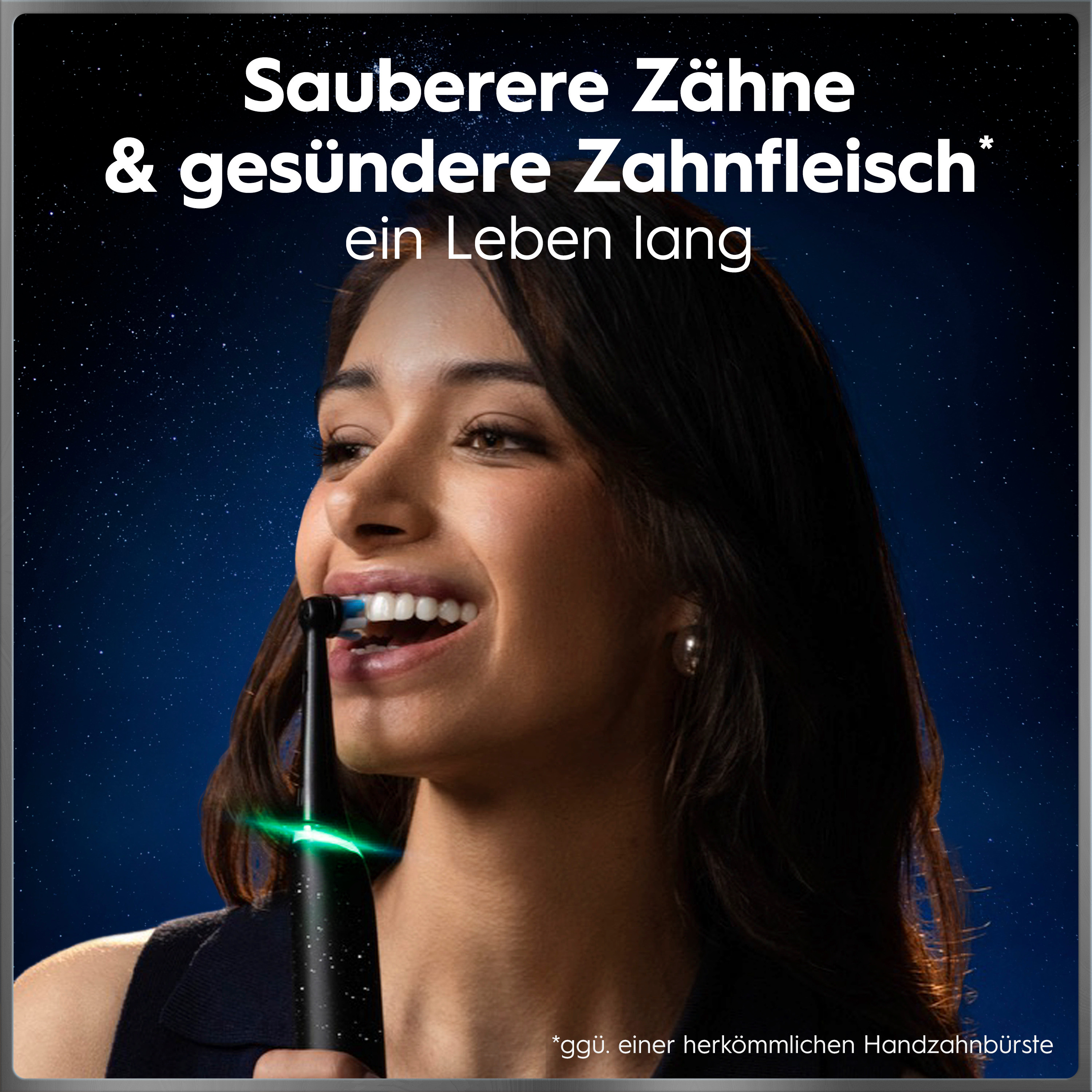 Frau lächelt, putzt Zähne mit elektrischer Zahnbürste vor Sternenhimmel.