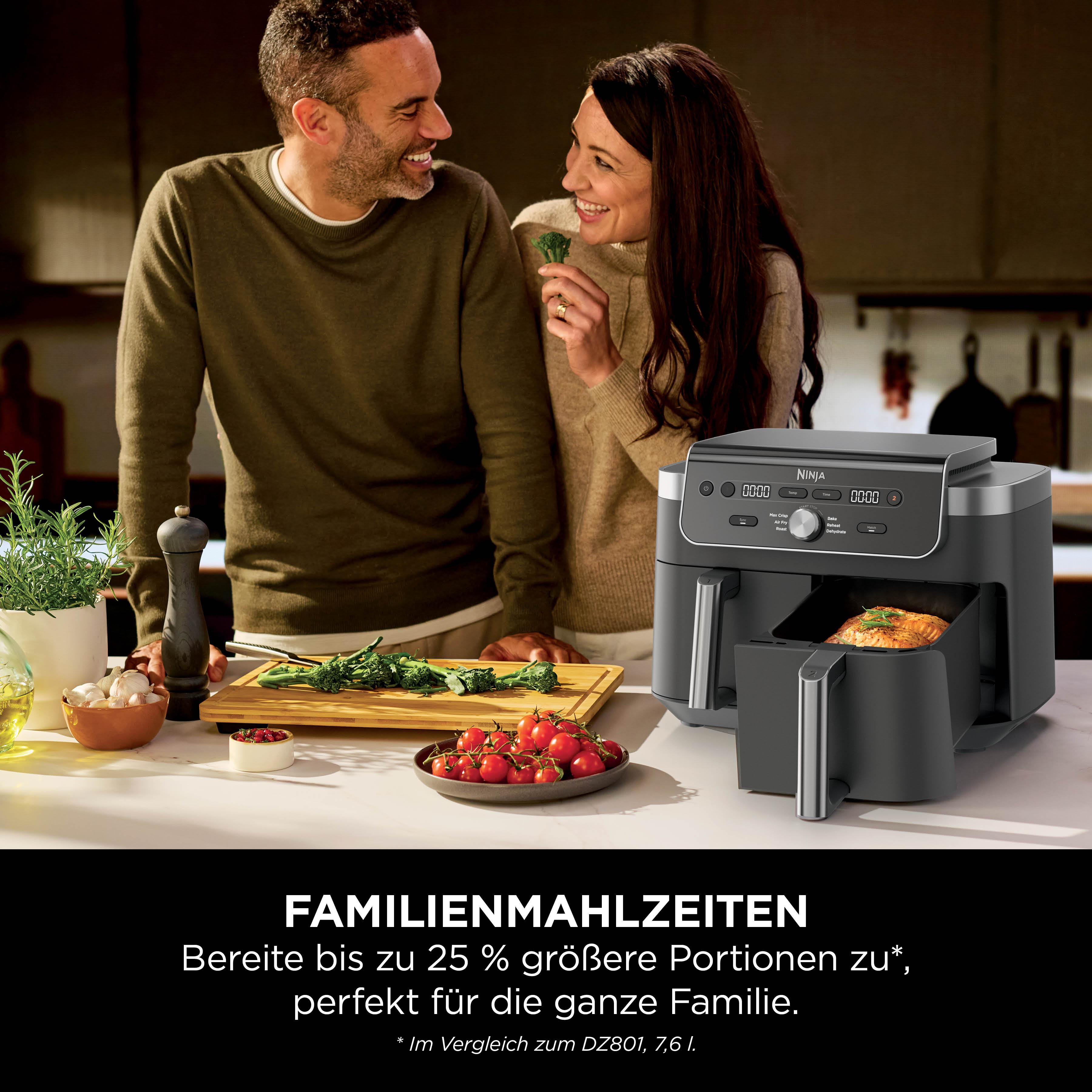 Ein Paar lächelt sich an, neben einer Ninja Heißluftfritteuse mit Lachs.