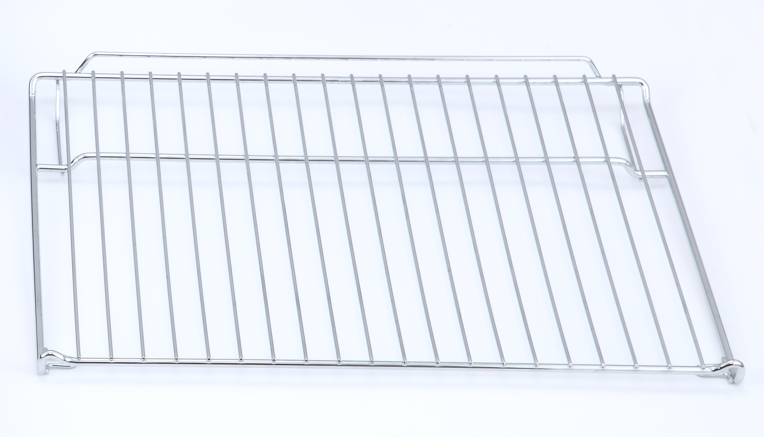 Ein glänzendes Metallgitter mit parallelen Stäben auf weißem Hintergrund.