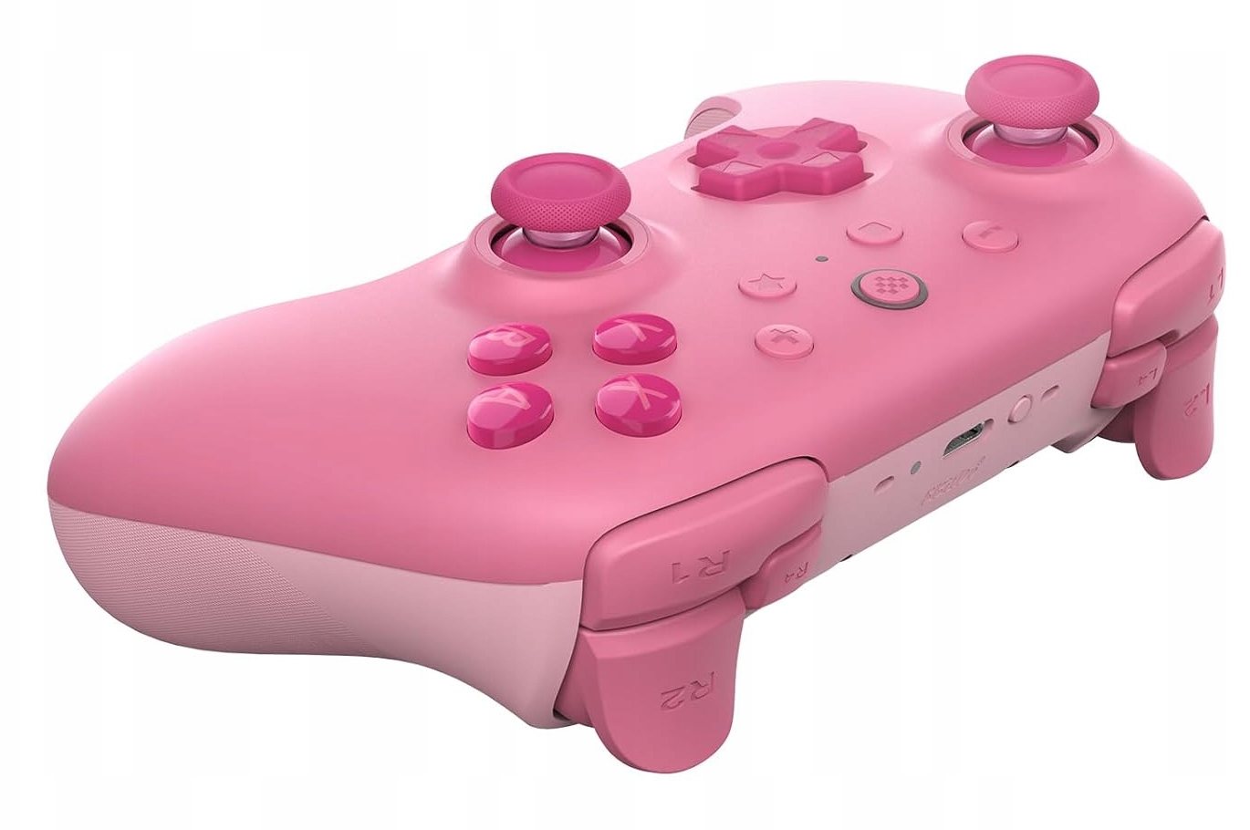 Różowy kontroler do gier z dwoma joystickami, przyciskami i spustami.