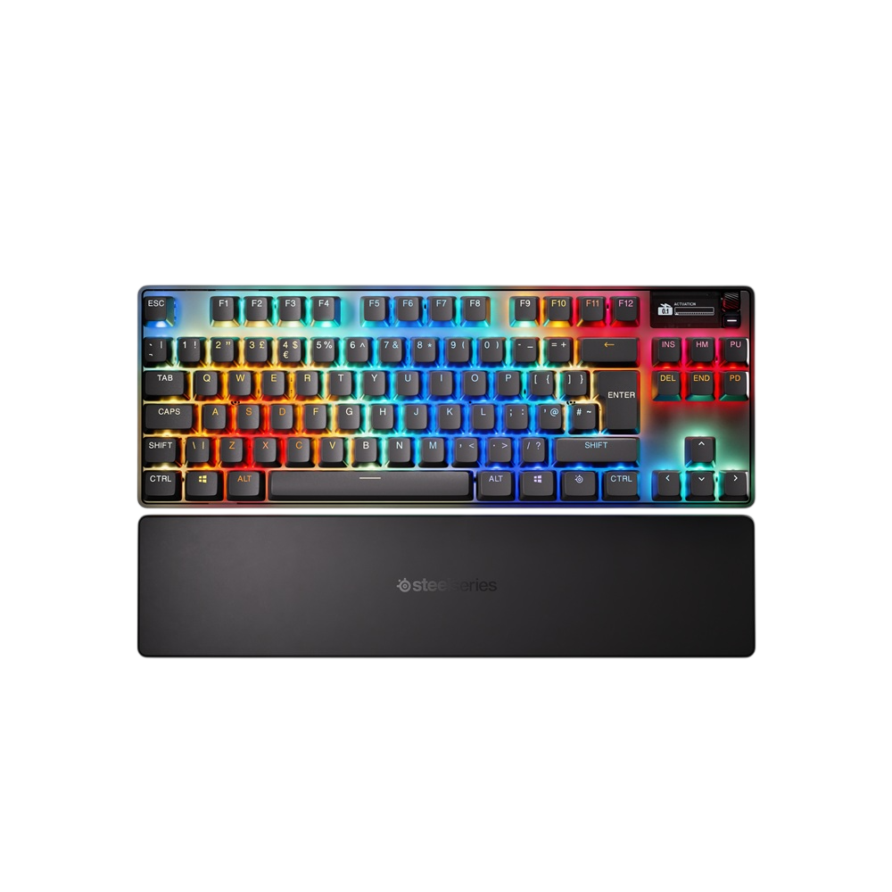 Siyah arka plan üzerinde bilek destekli RGB aydınlatmalı klavye.