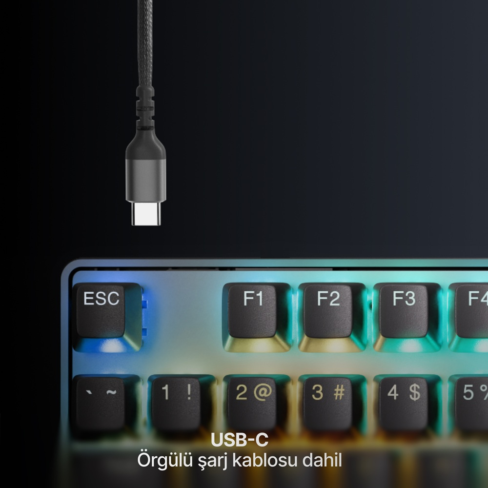 Bir USB-C kablosu aydınlatmalı klavyenin üzerinde asılı.