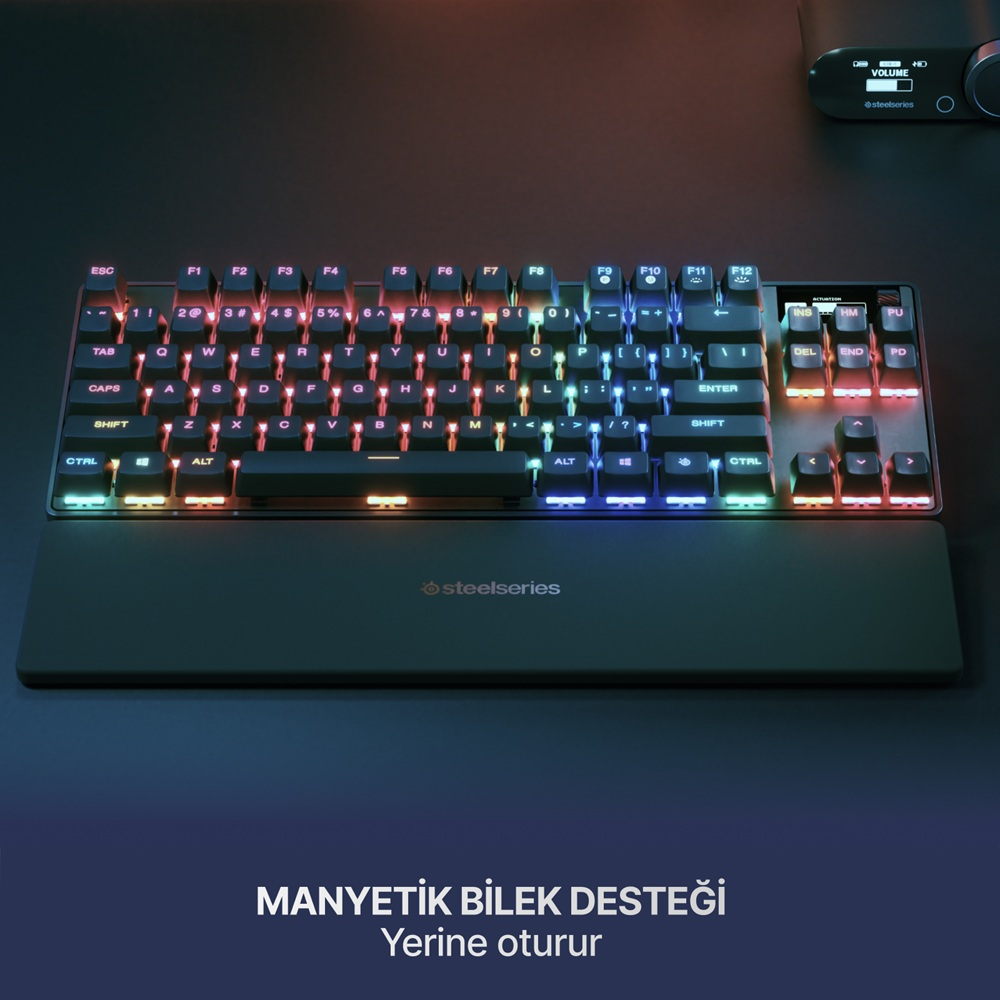 Steelseries klavye, RGB aydınlatmalı ve manyetik bilek destekli.