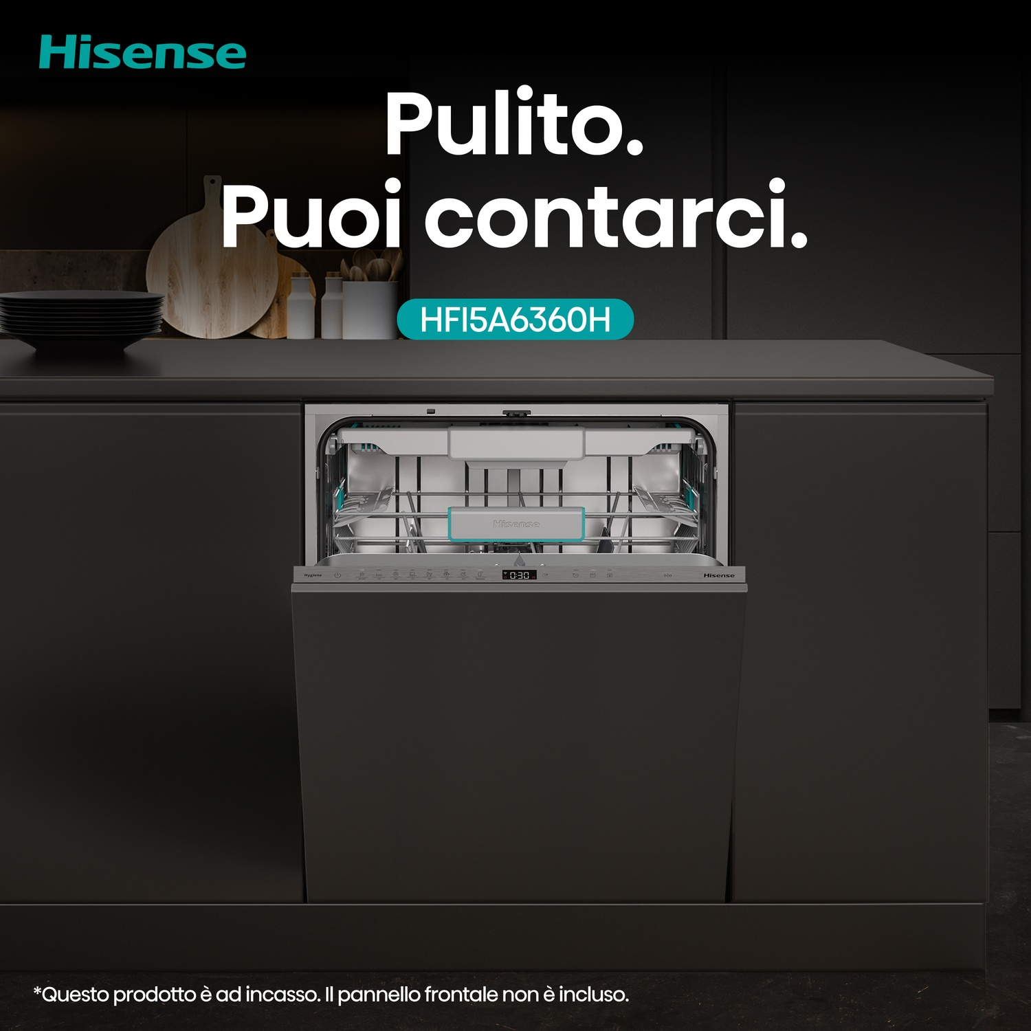 Lavastoviglie Hisense HFI5A6360H in cucina moderna. Interno visibile.
