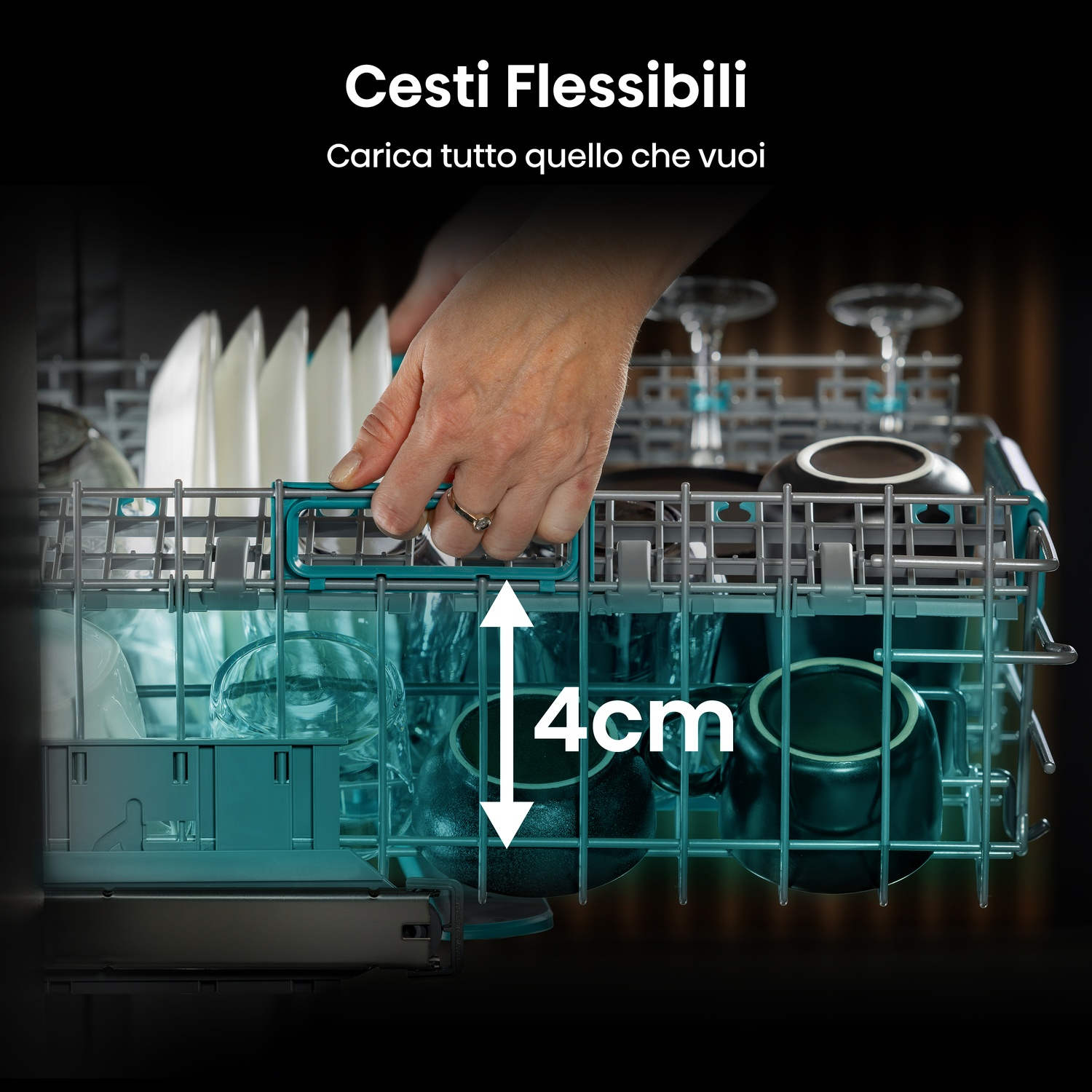 Una mano solleva un cestello pieno di bicchieri e tazze. L'altezza di 4 cm è evidenziata.