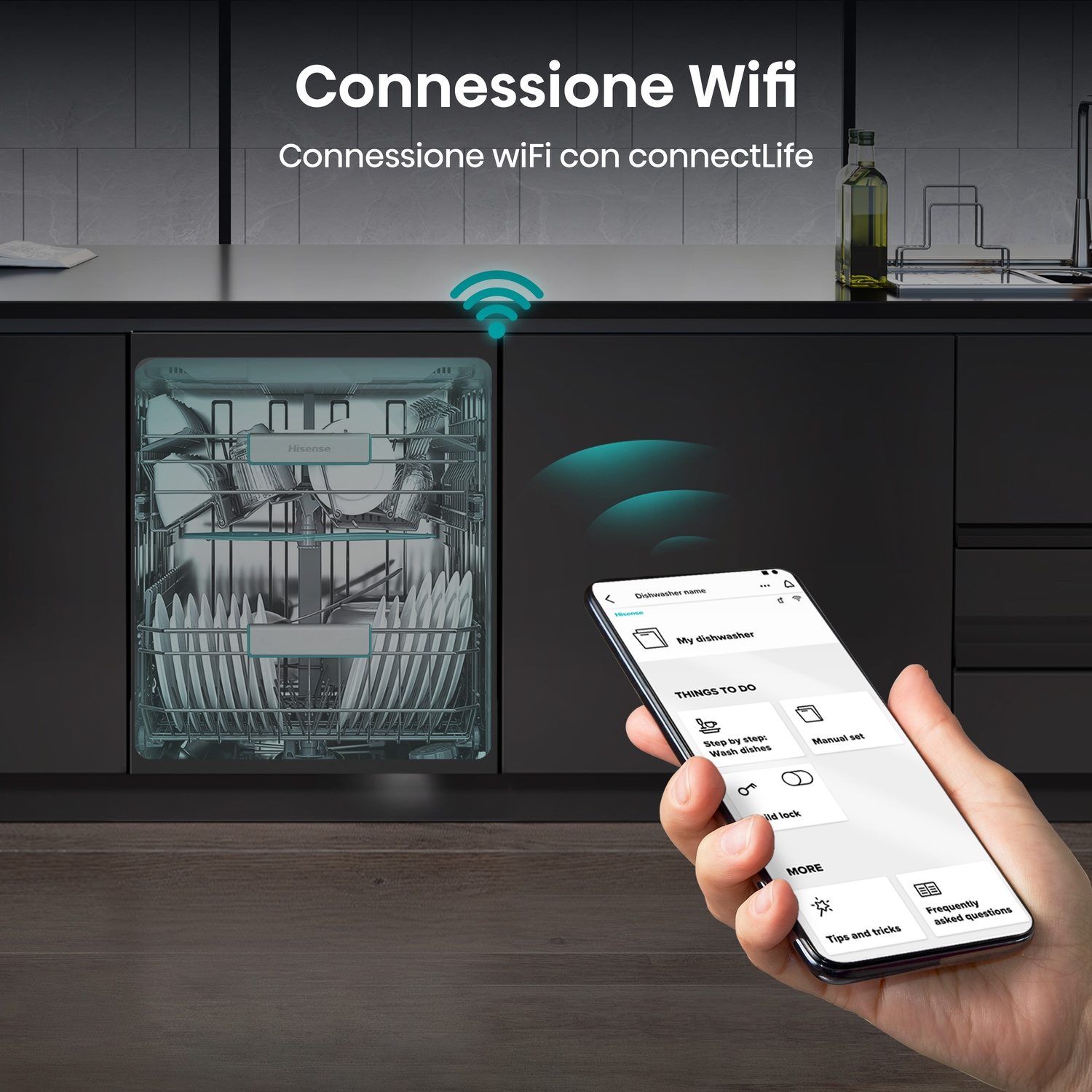 Una mano tiene uno smartphone con un'app connessa a una lavastoviglie aperta.
