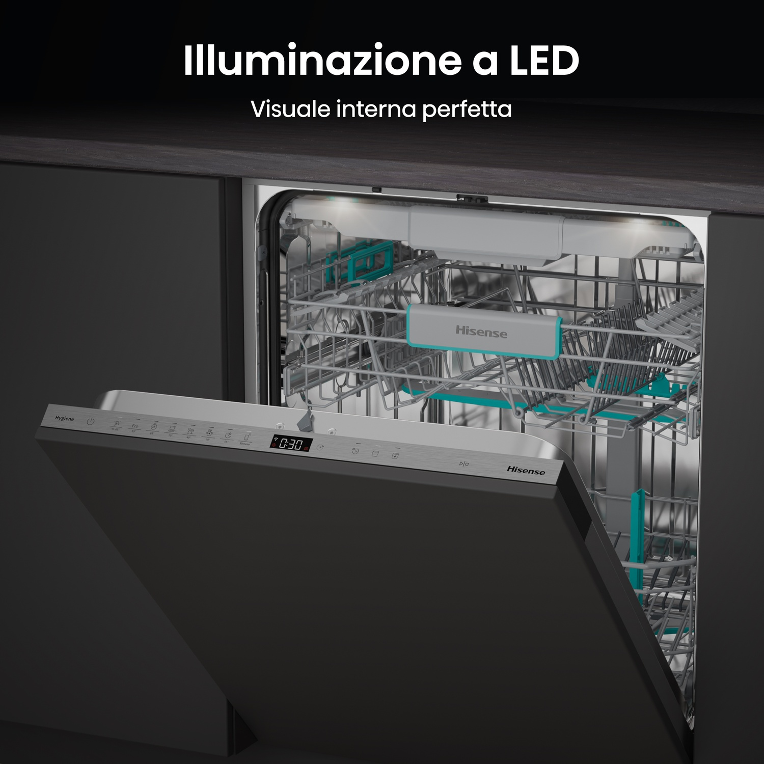 Una lavastoviglie Hisense aperta con illuminazione interna a LED e cestelli pieni.
