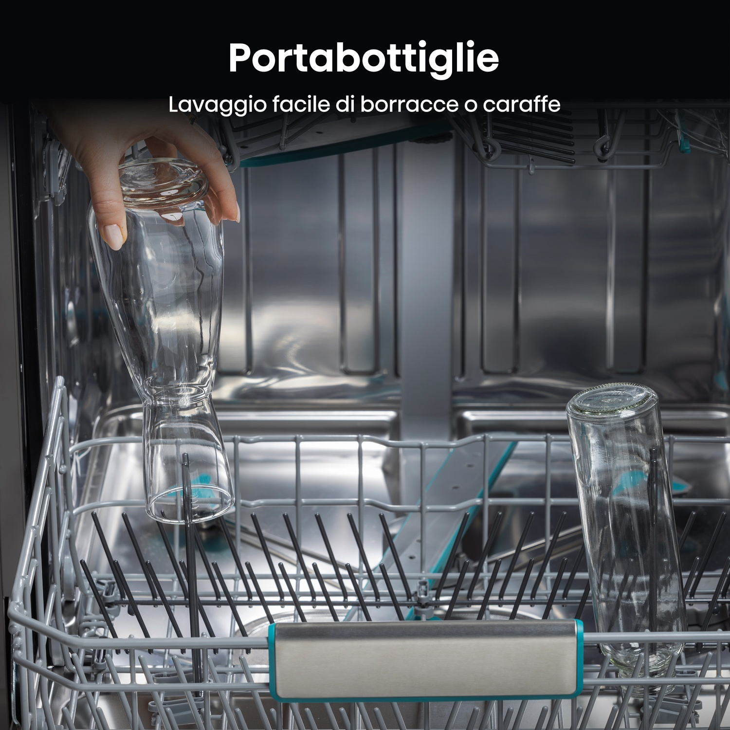 Una mano mette un bicchiere in una lavastoviglie accanto a una bottiglia.