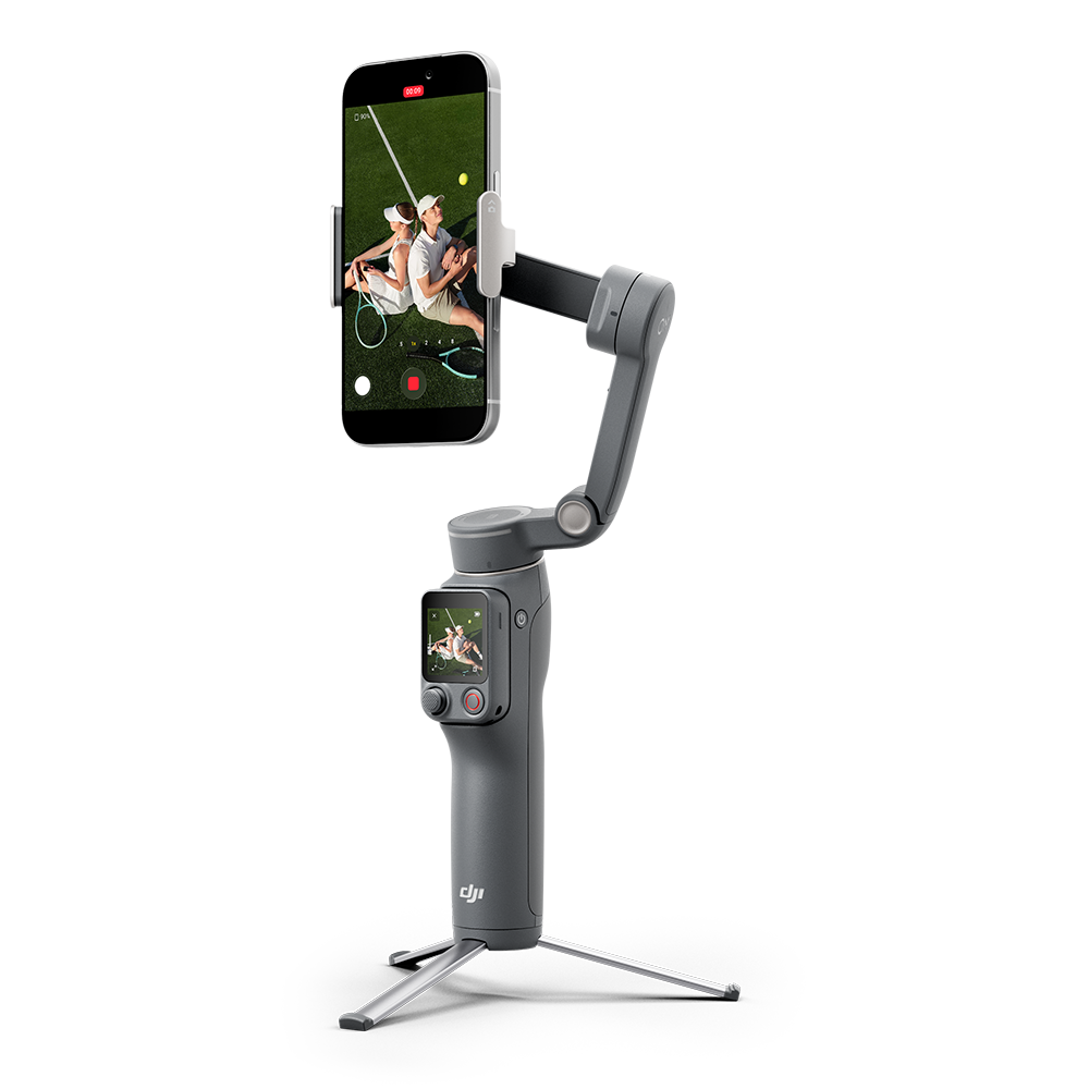 Bir tripod üzerinde duran, tenisçileri gösteren bir telefonlu gri gimbal.