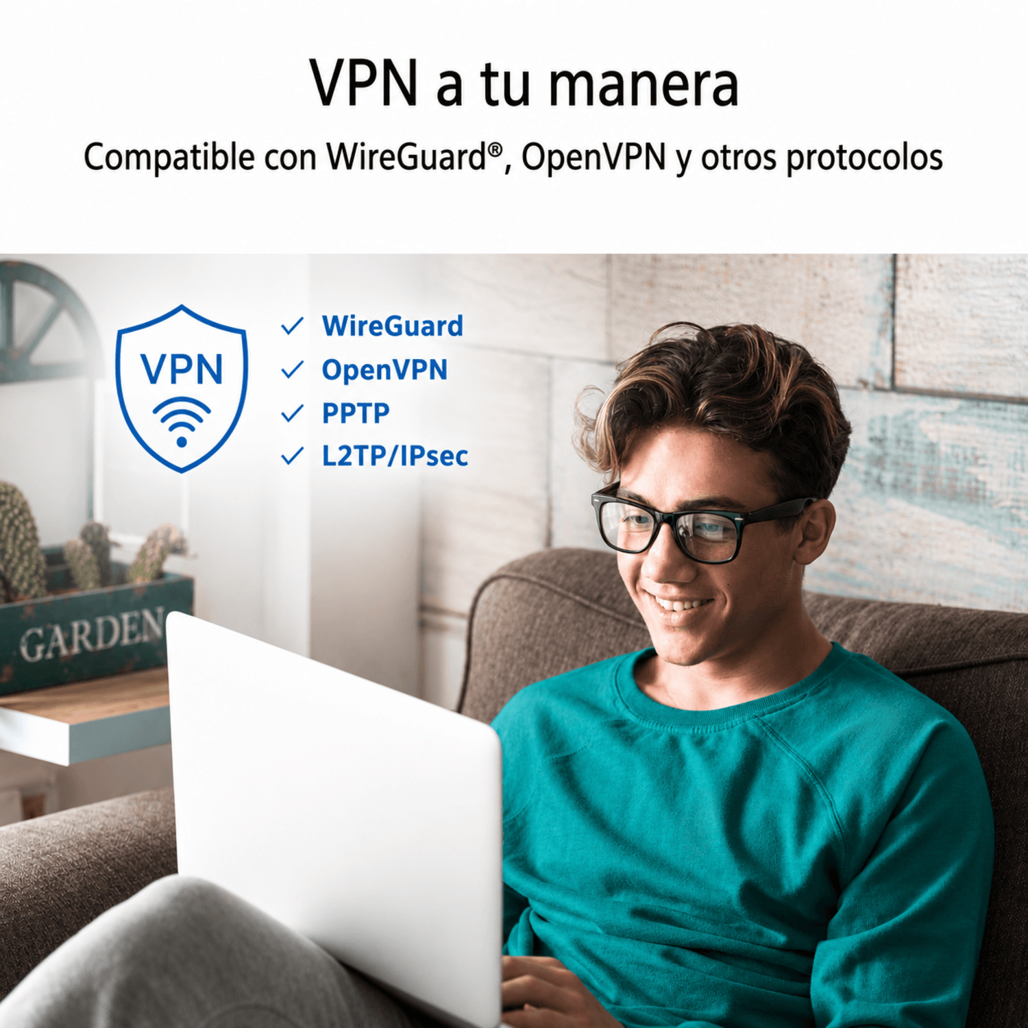 Hombre con camisa turquesa sonríe usando laptop. Protocolos VPN listados.
