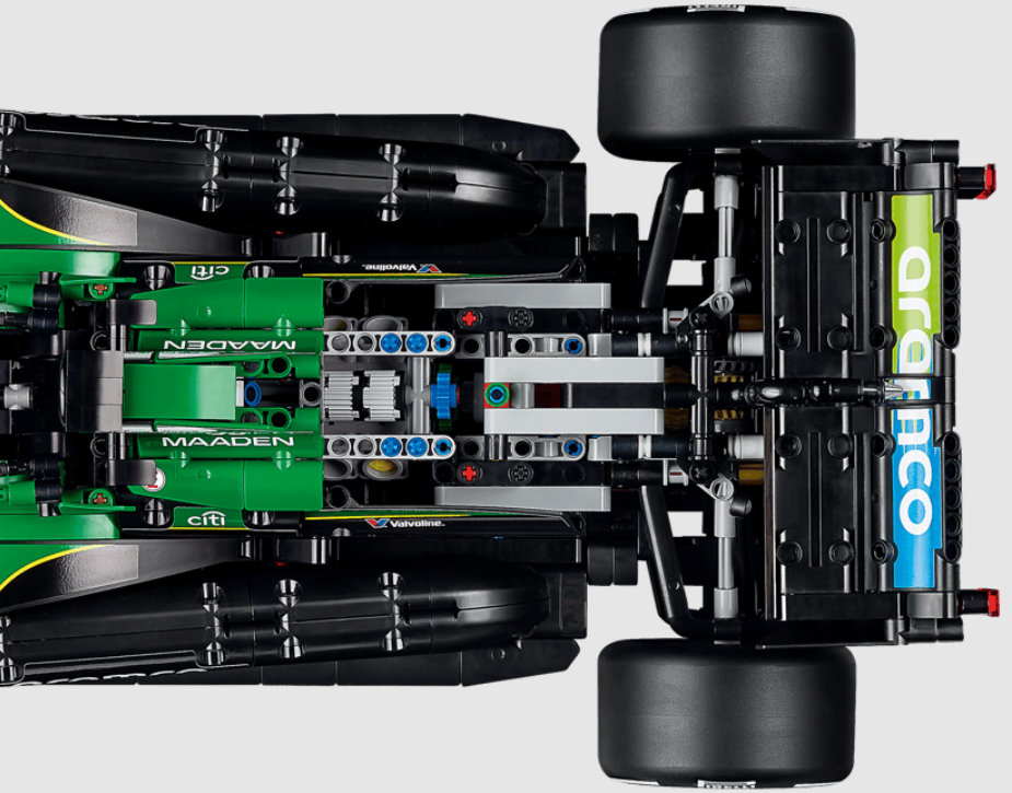 Draufsicht eines grünen und schwarzen Lego-Formel-1-Autos mit detaillierten mechanischen Teilen.