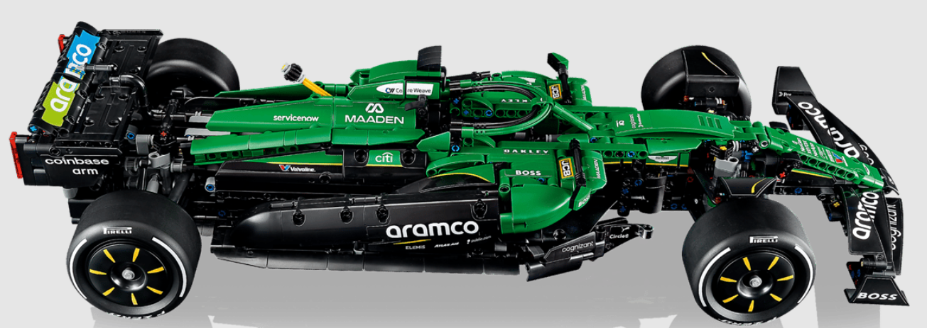 Grüner Lego Formel-1-Rennwagen mit Sponsorenlogos auf grauem Hintergrund.