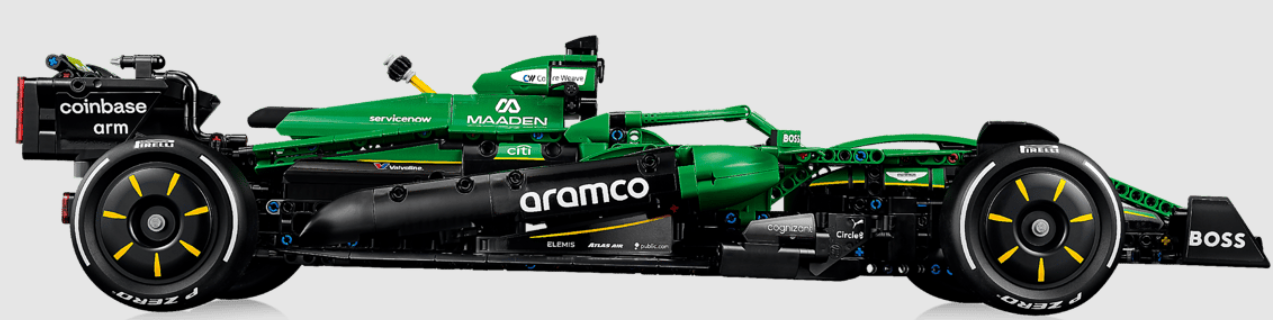 Ein grüner und schwarzer Lego-Rennwagen mit Sponsorenlogos.