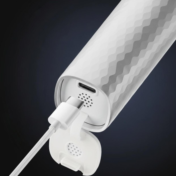 Biały kabel USB-C jest podłączony do białego urządzenia.
