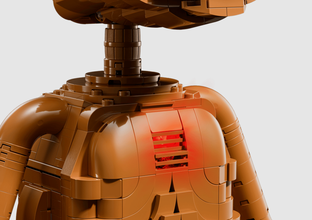 Nahaufnahme eines braunen Lego-Roboter-Torso mit rotem Leuchten.