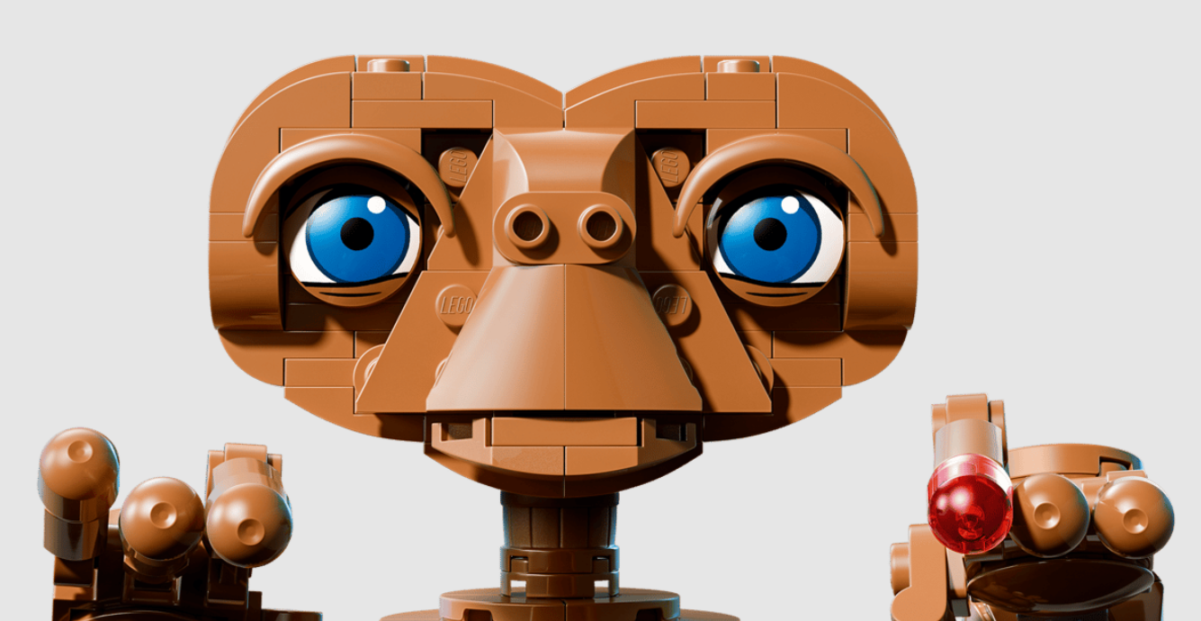 Ein Lego-Modell von E.T. mit großen blauen Augen und einem roten Licht am Finger.