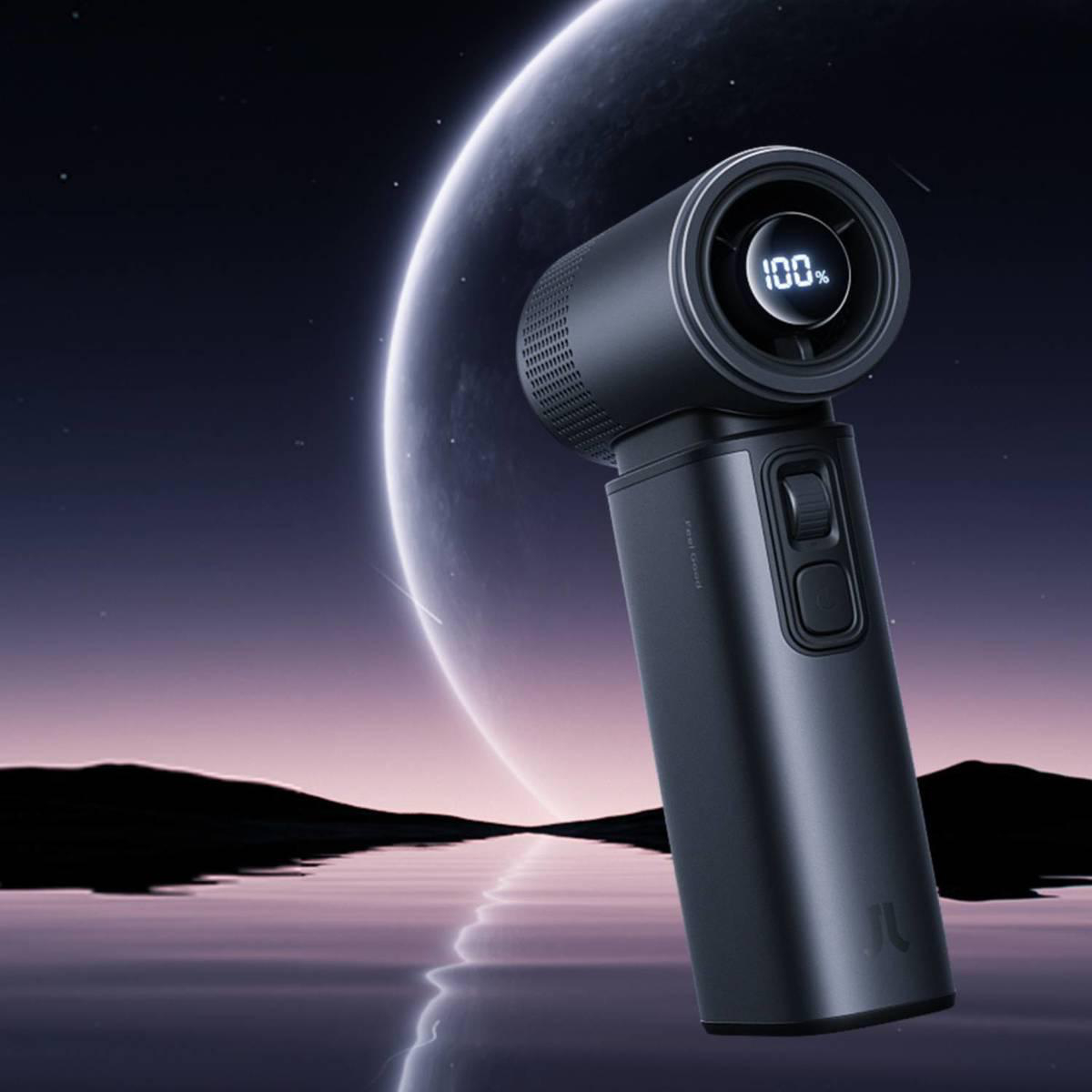 Ein schwarzes Gerät mit einer 100%-Anzeige steht vor einem Planeten und einer Wasseroberfläche.