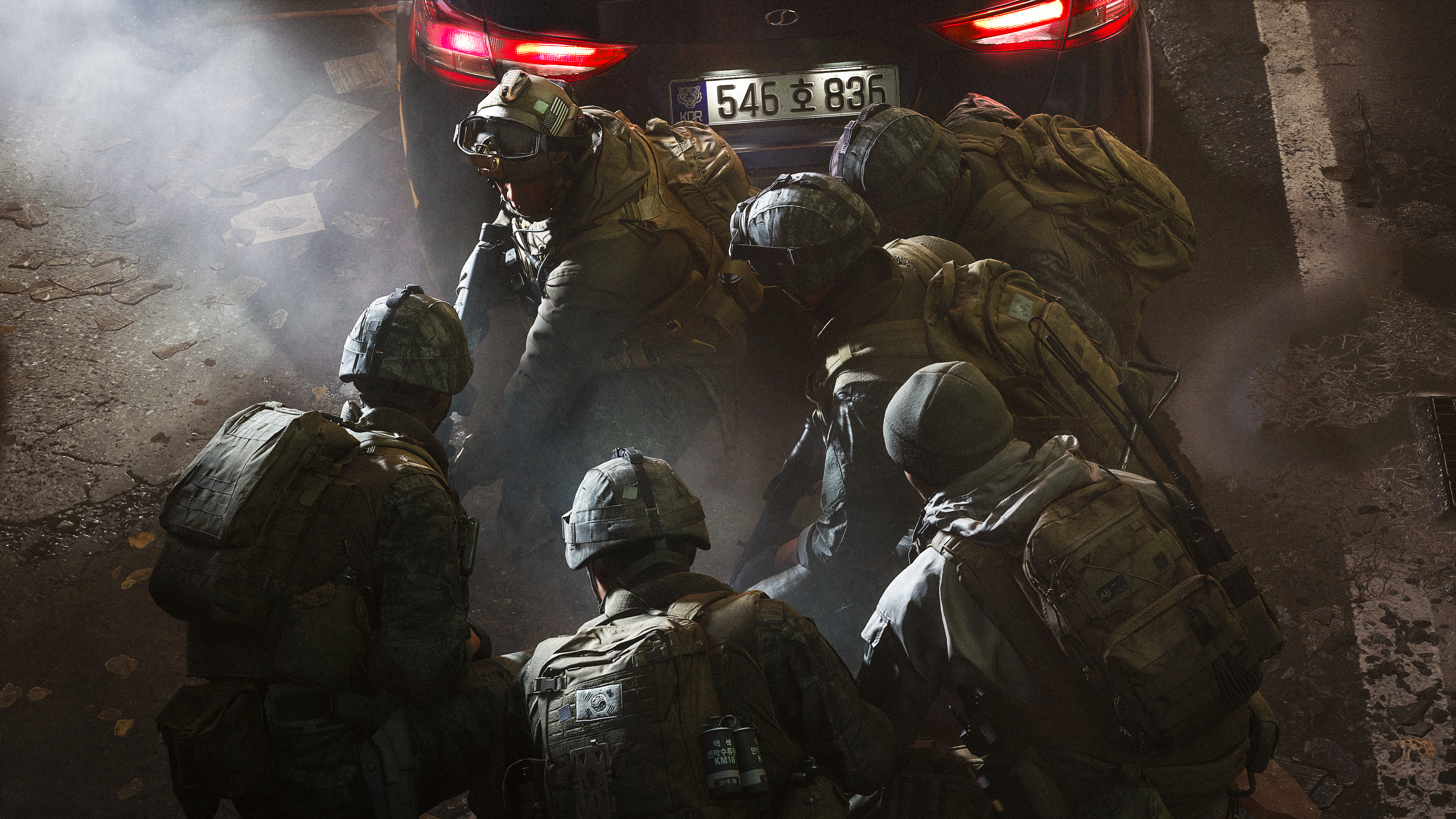 Soldaten in Uniformen umgeben ein Auto mit einem Nummernschild.