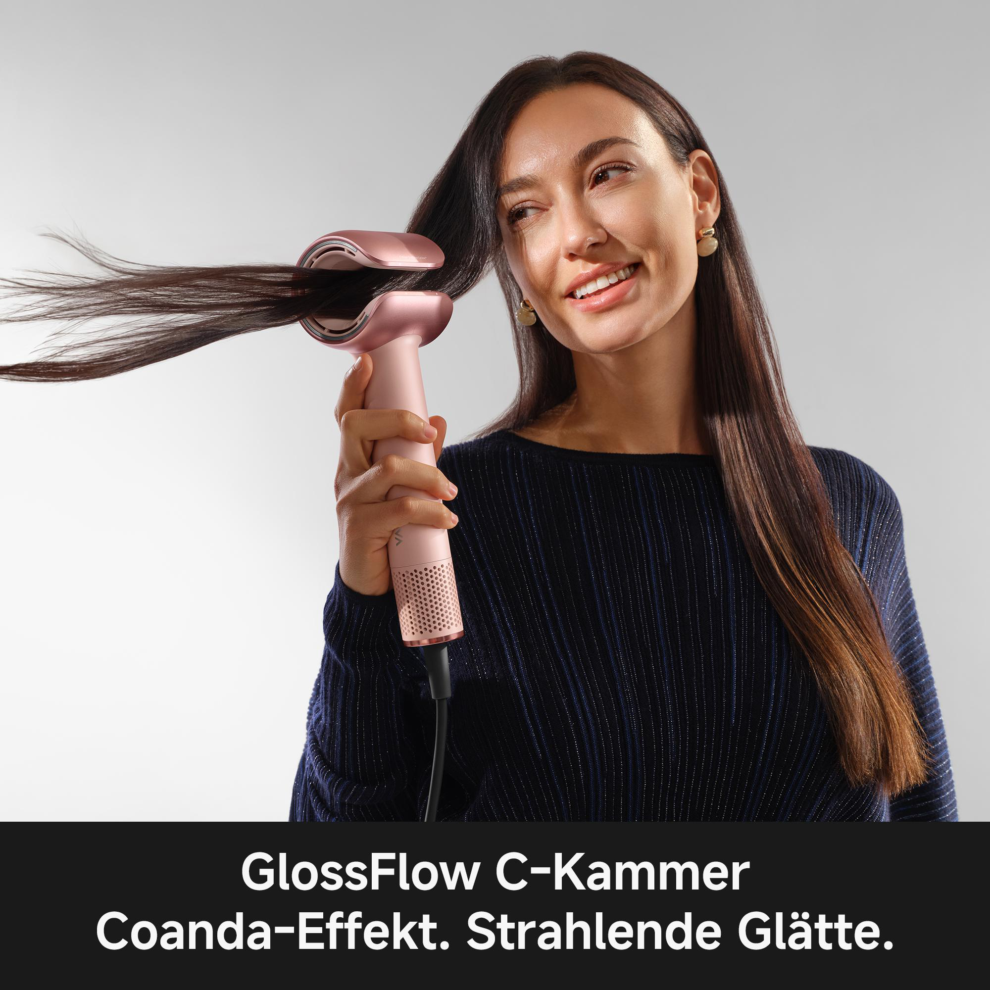 Eine Frau mit dunklem Haar benutzt einen rosafarbenen Haartrockner, um ihr Haar zu stylen.