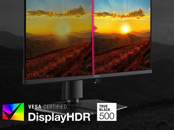 Ein Monitor zeigt eine Landschaft bei Sonnenuntergang, links und rechts daneben.