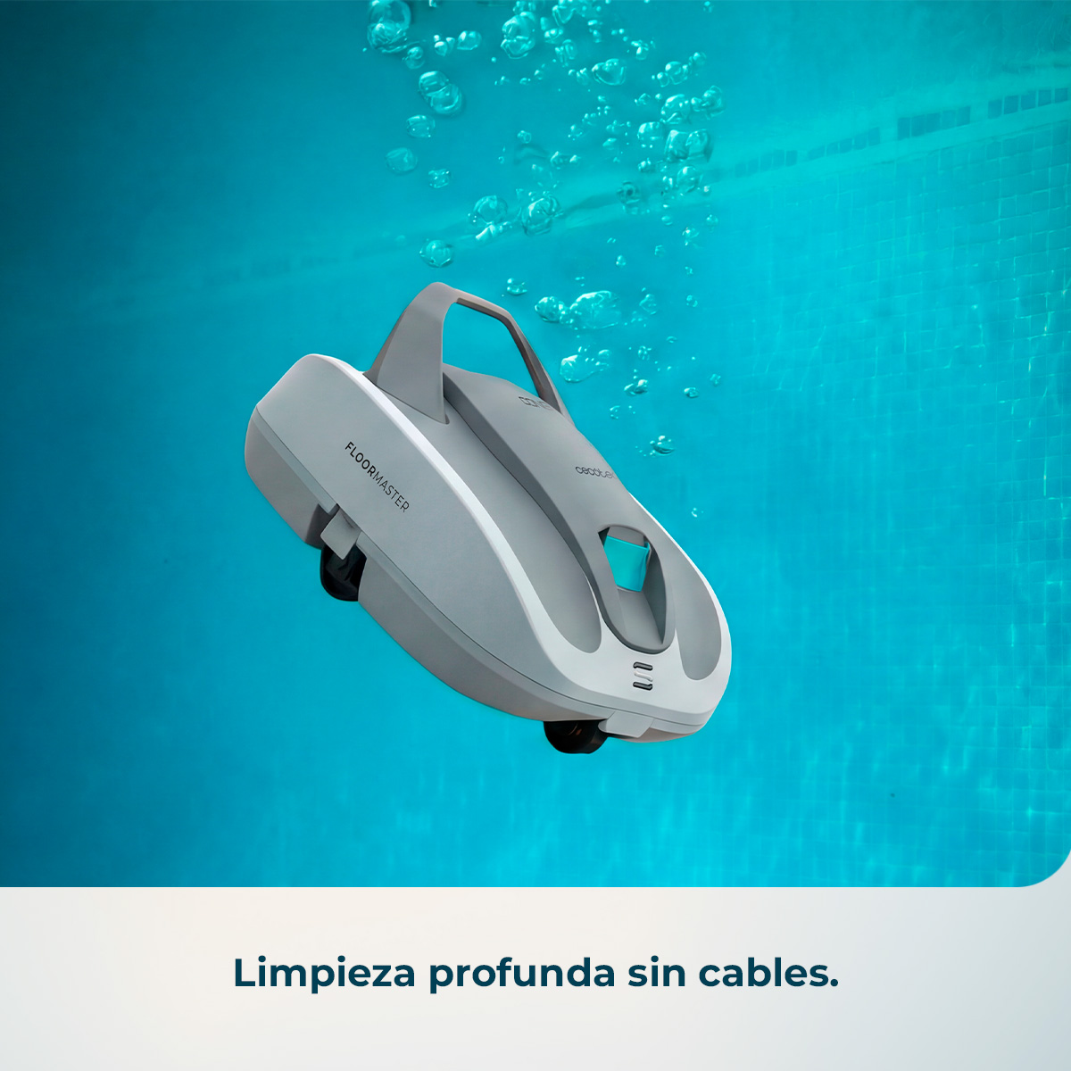 Un limpiador de piscina gris flota bajo el agua con burbujas.