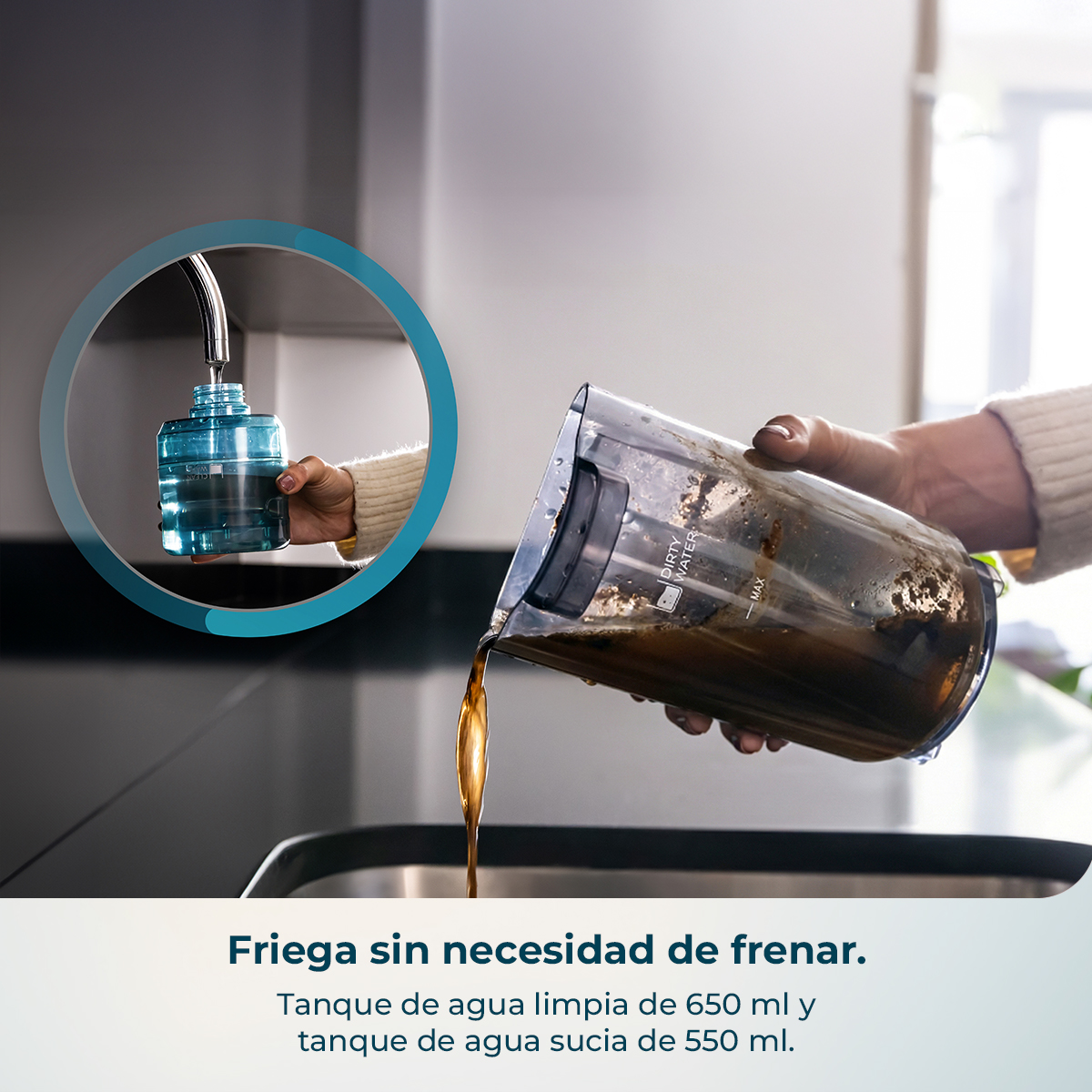 Una mano vierte agua sucia de un recipiente. Otro recipiente se está llenando de agua.
