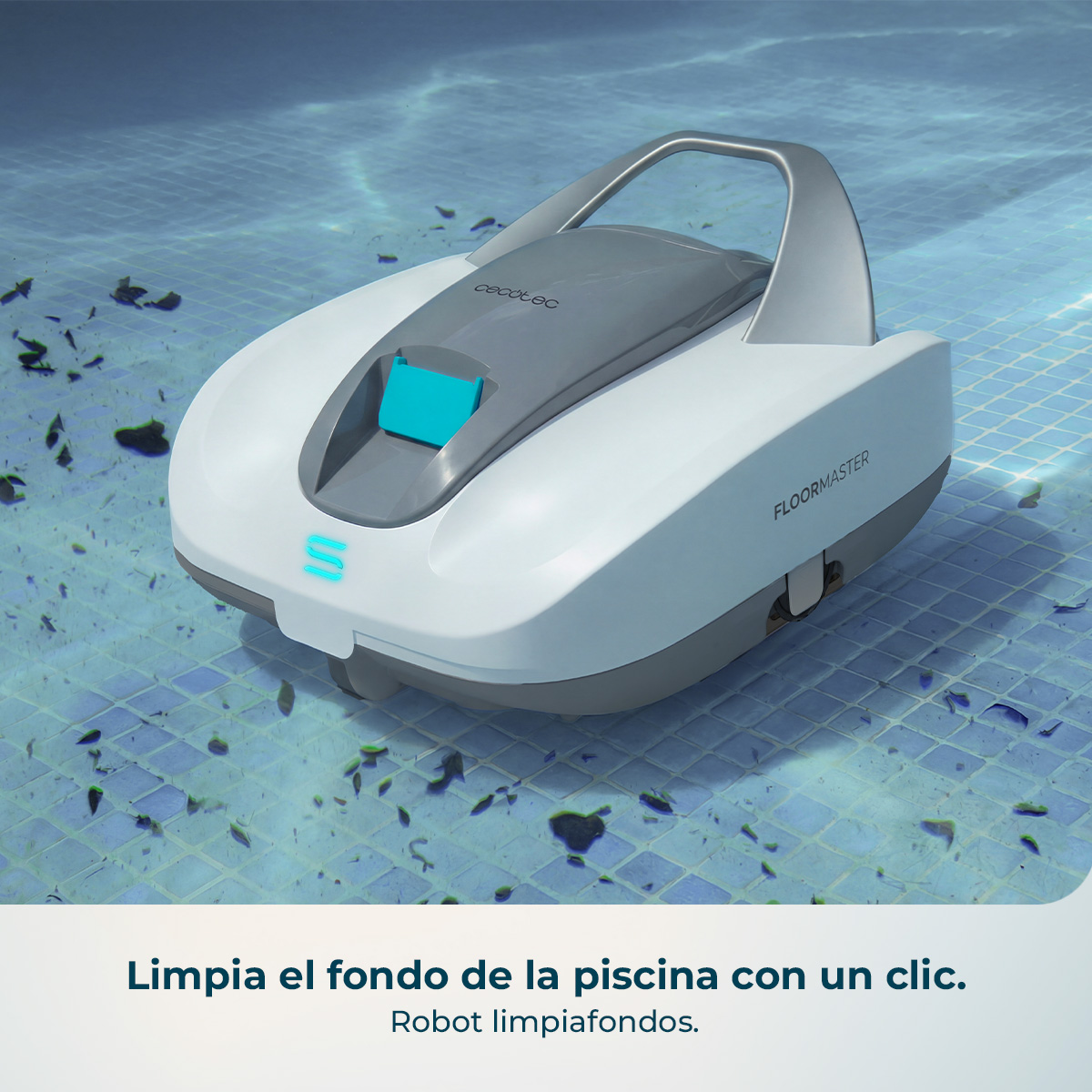 Un robot limpiafondos blanco y gris con detalles turquesa flota en la piscina.