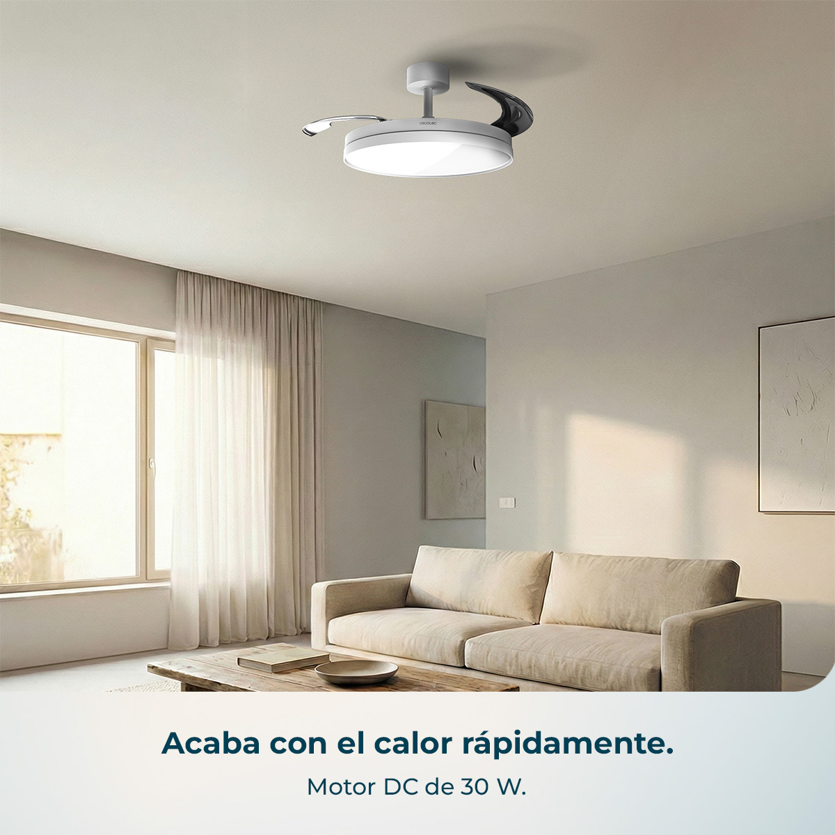 Ventilador de techo con luz sobre un sofá en una sala de estar luminosa.