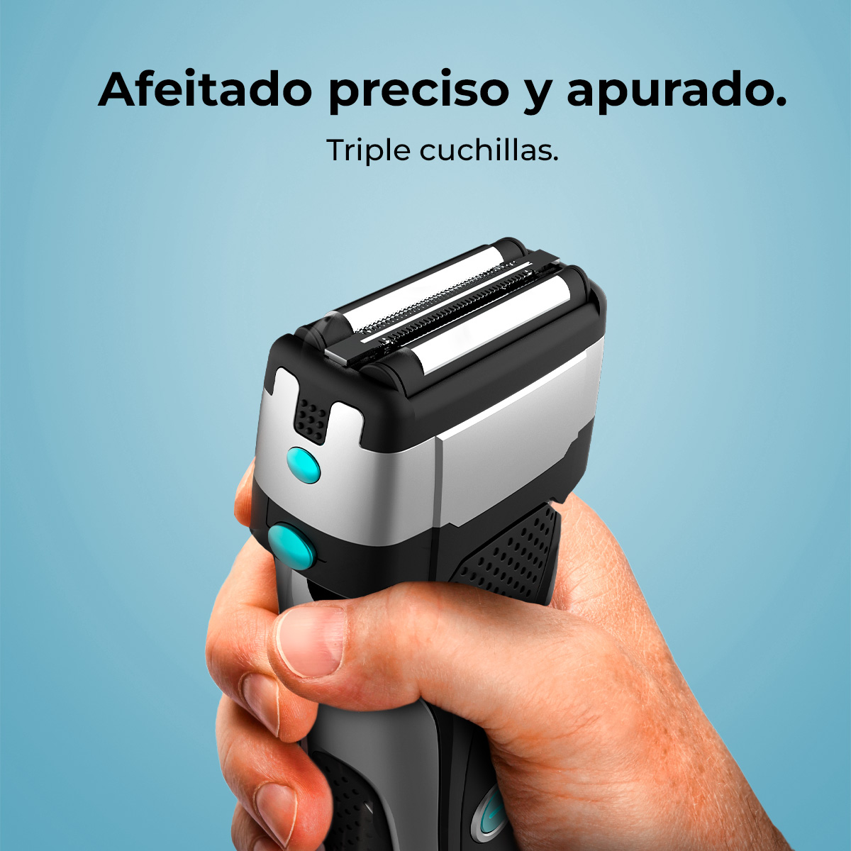 Mano sujetando una afeitadora eléctrica negra con tres cuchillas y botones azules.