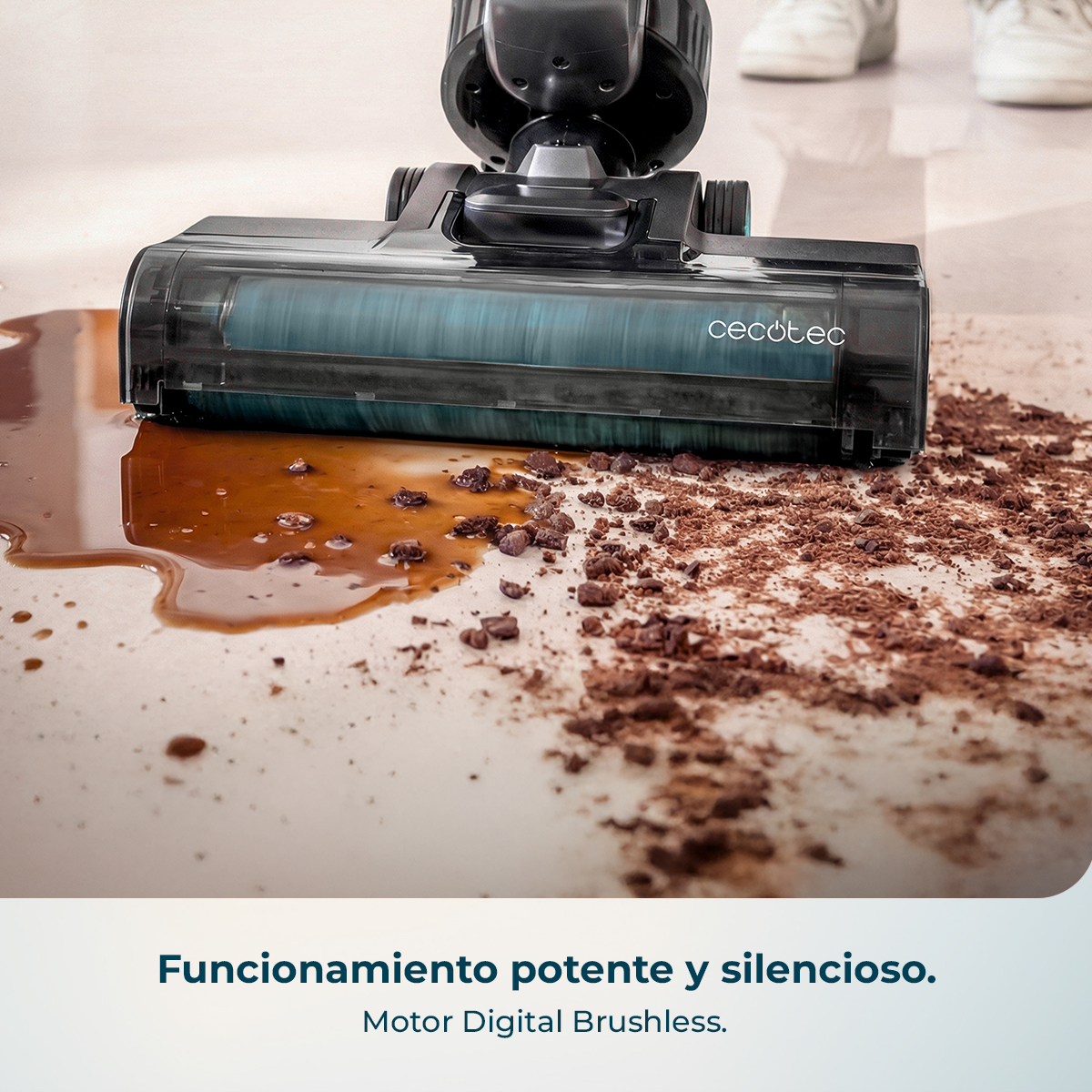 Un cabezal de aspiradora limpia derrames y migas del suelo.
