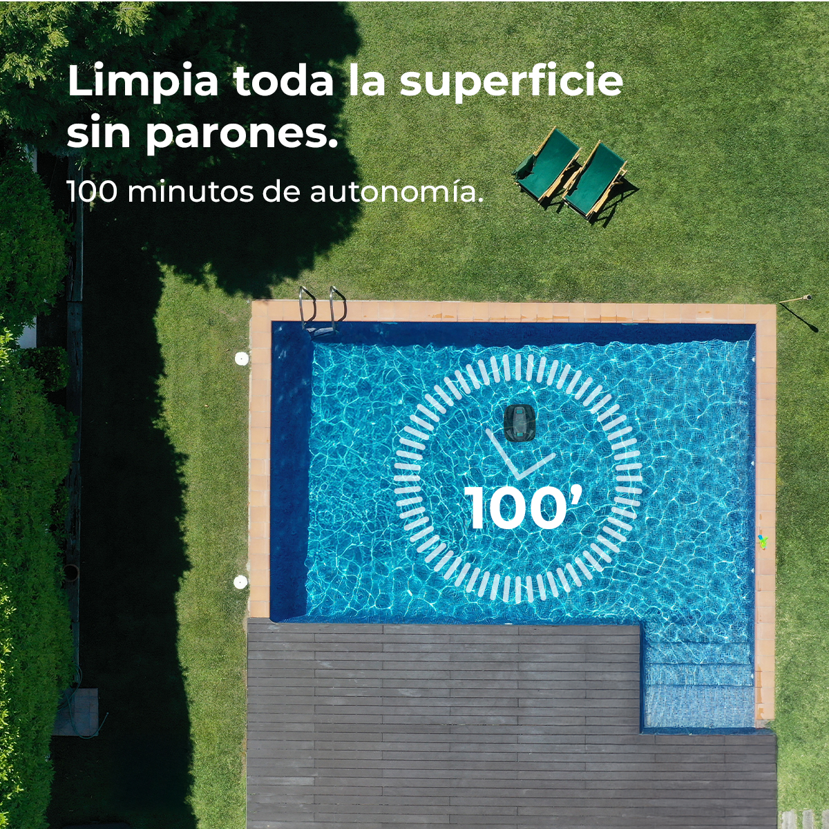 Limpia piscinas con 100 min de autonomía en agua. Dos tumbonas en césped.