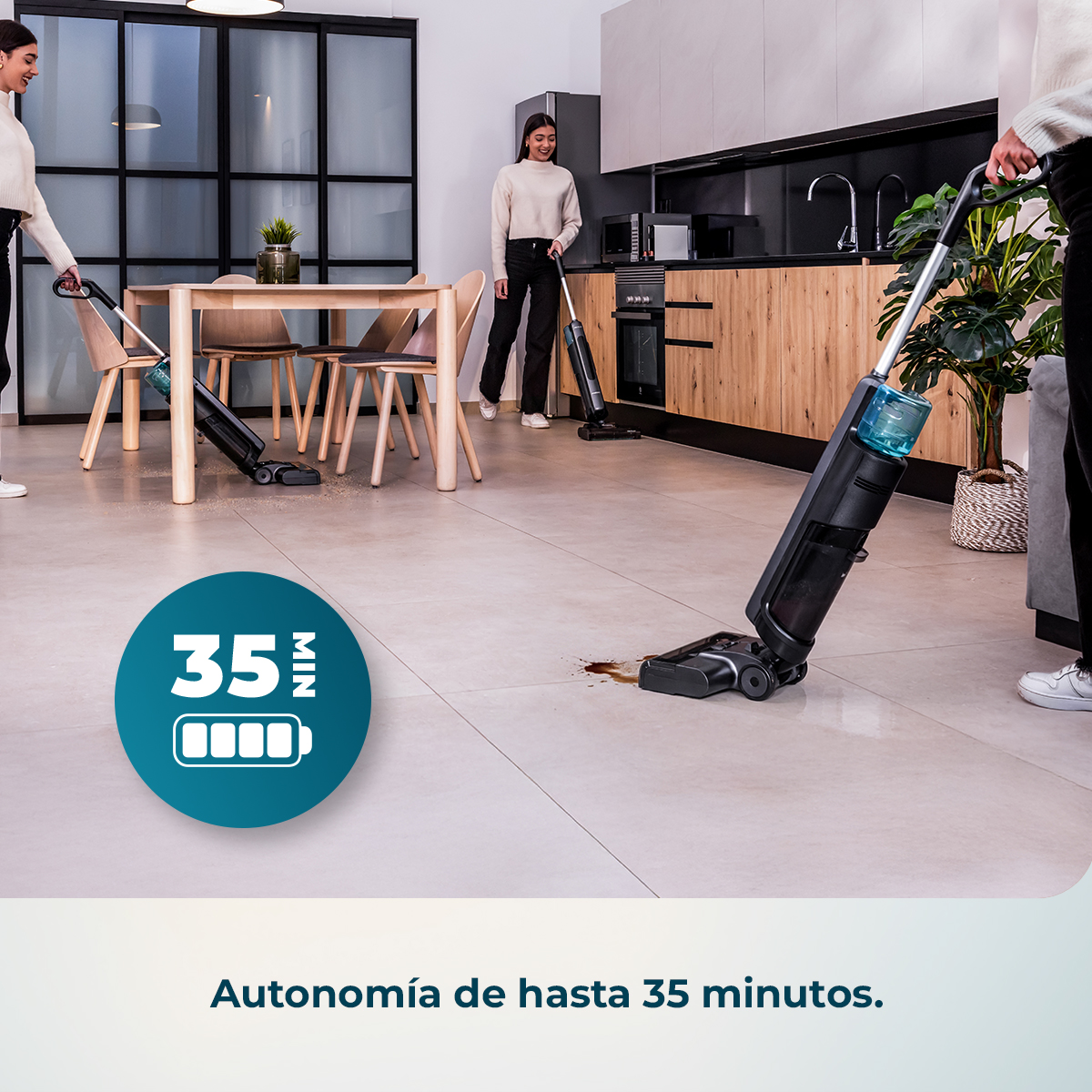 Dos mujeres usan limpiadores de pisos en una cocina. Un círculo muestra 35 minutos de batería.