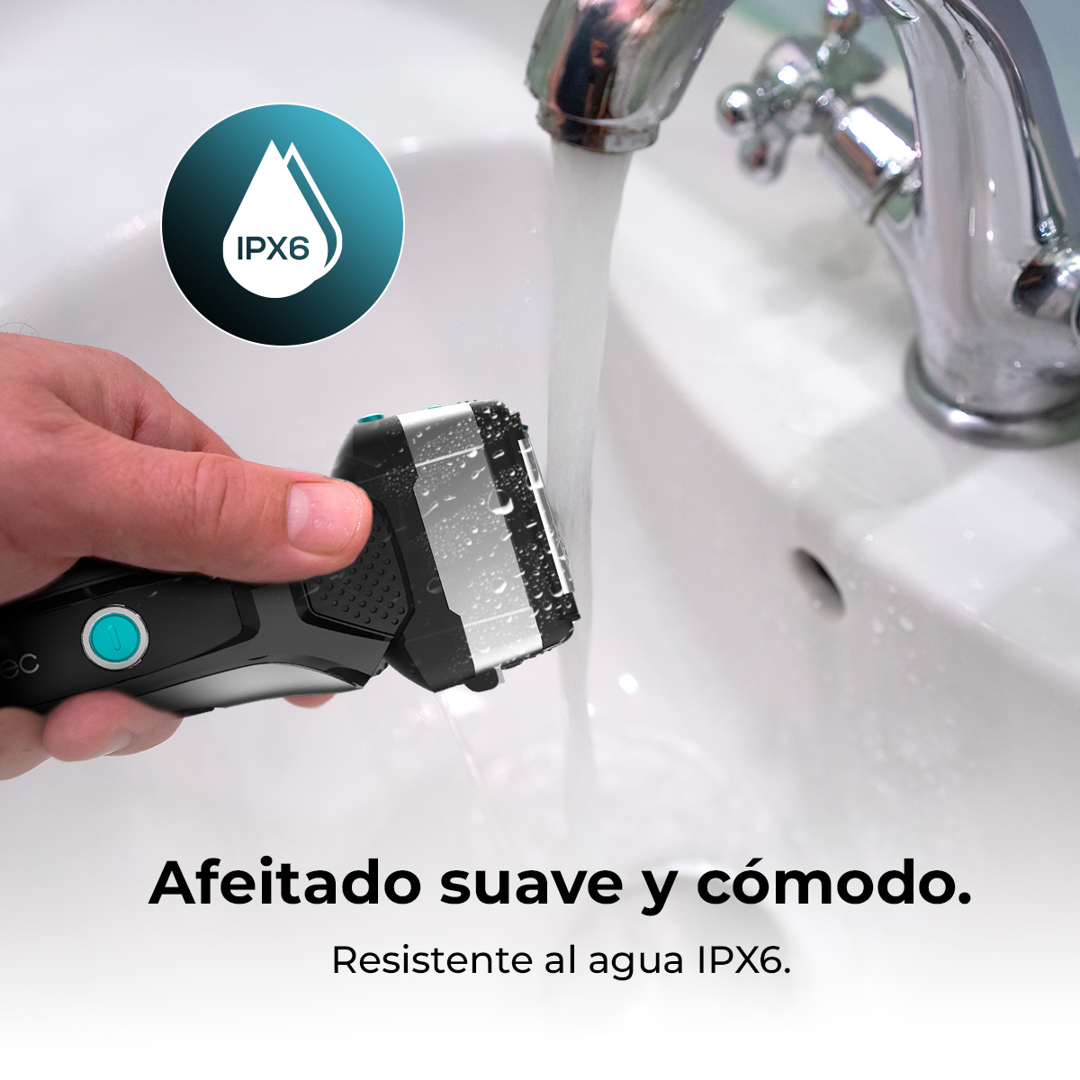 Un hombre sostiene una afeitadora eléctrica negra bajo el agua corriente en un lavabo. Clasificación IPX6.