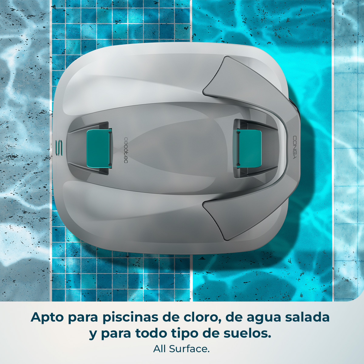 Un limpiafondos gris con detalles turquesas flota sobre agua azul.