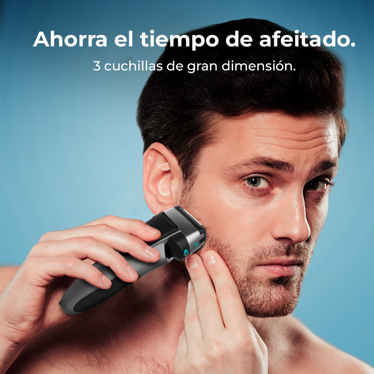 Hombre afeitándose la cara con una afeitadora eléctrica, fondo azul.