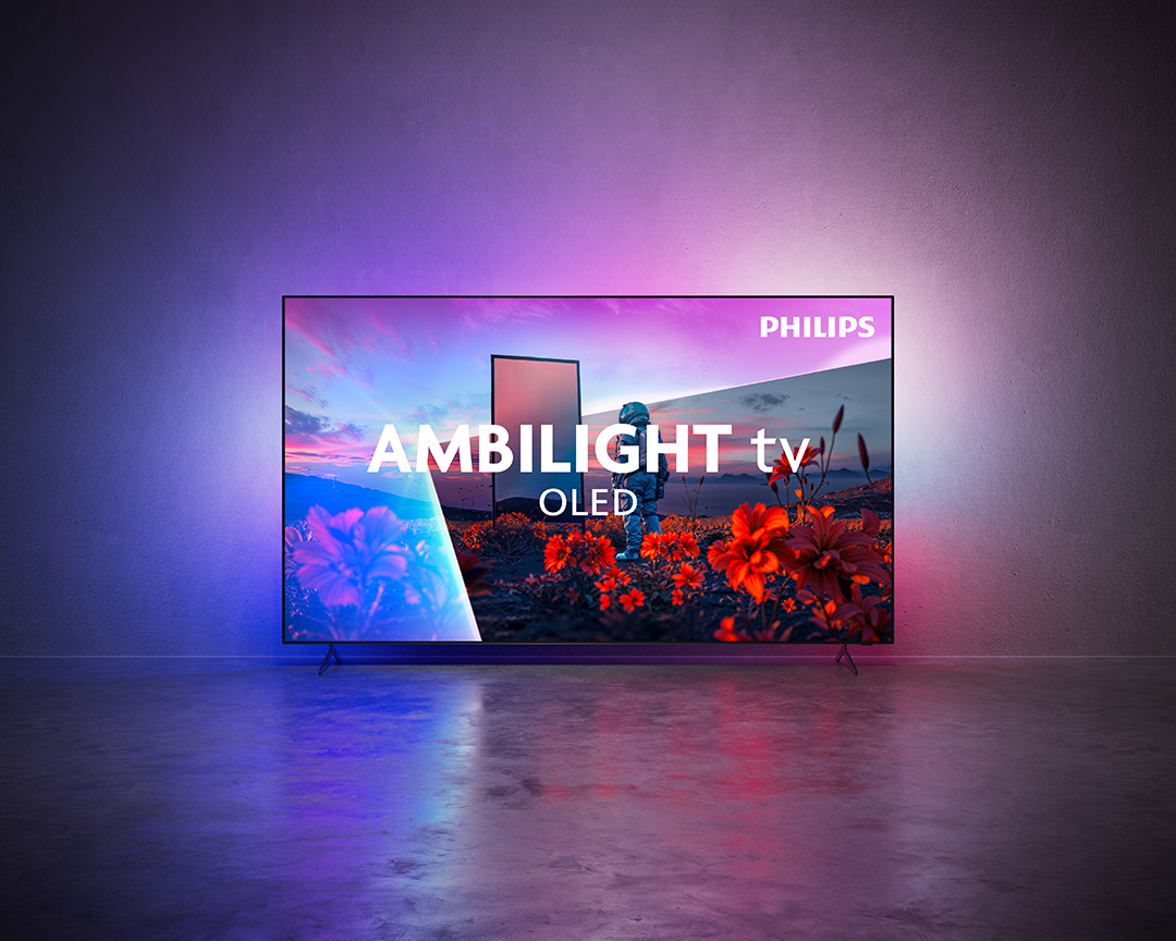 Egy Philips Ambilight OLED TV tájképet mutat egy űrhajóssal és virágokkal.
