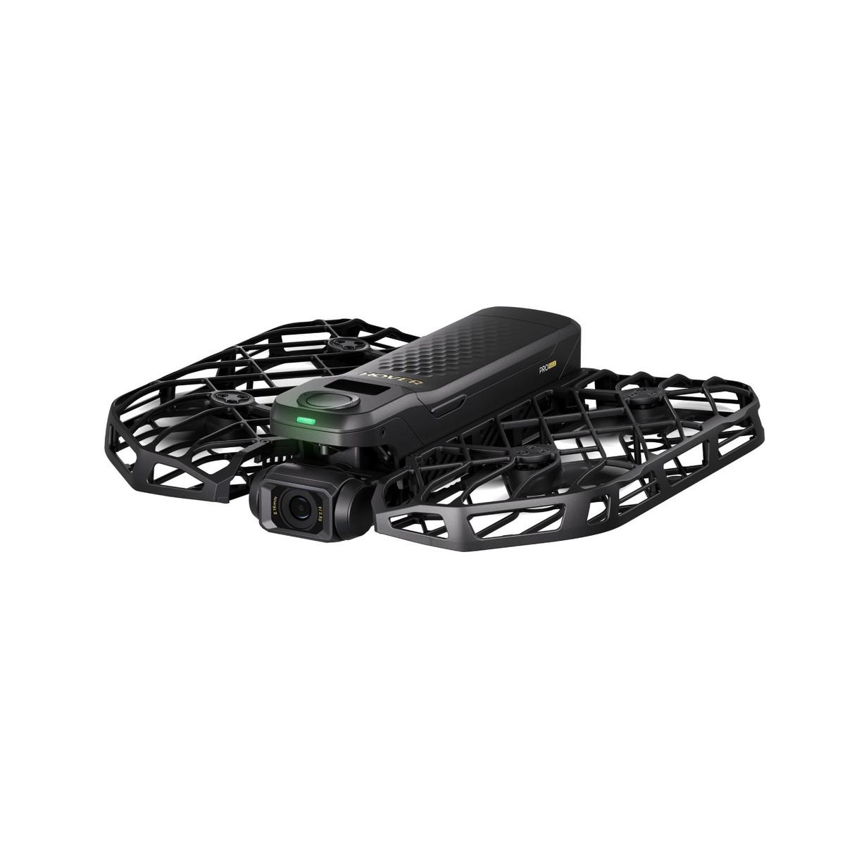 Ein schwarzer Quadrocopter mit Kamera und Schutzvorrichtungen.