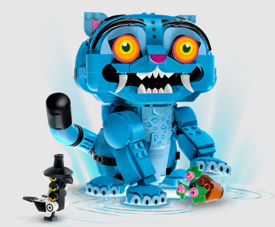 Ein blauer Lego-Panther sitzt mit einem kleinen Roboter und einer Blumentopf.