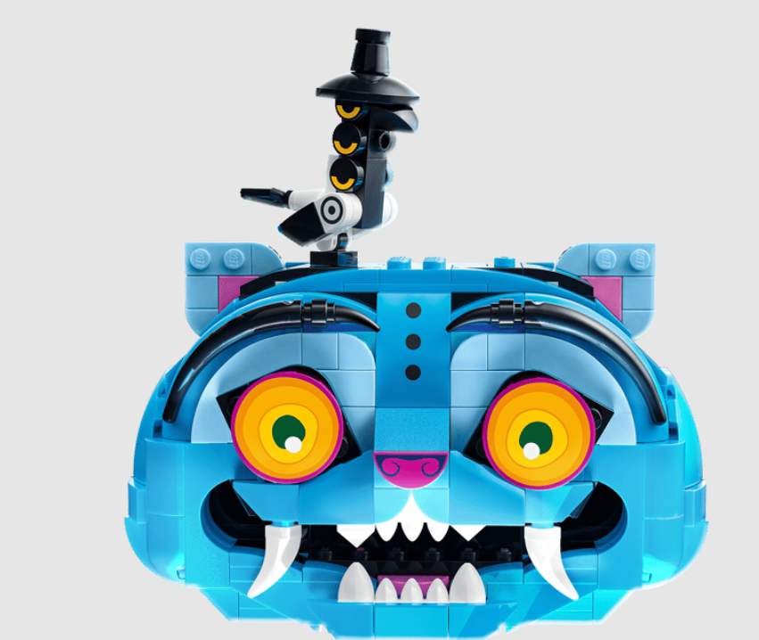 Ein blaues Lego-Katzenmonster mit großen Augen, spitzen Zähnen und einem Roboter auf dem Kopf.