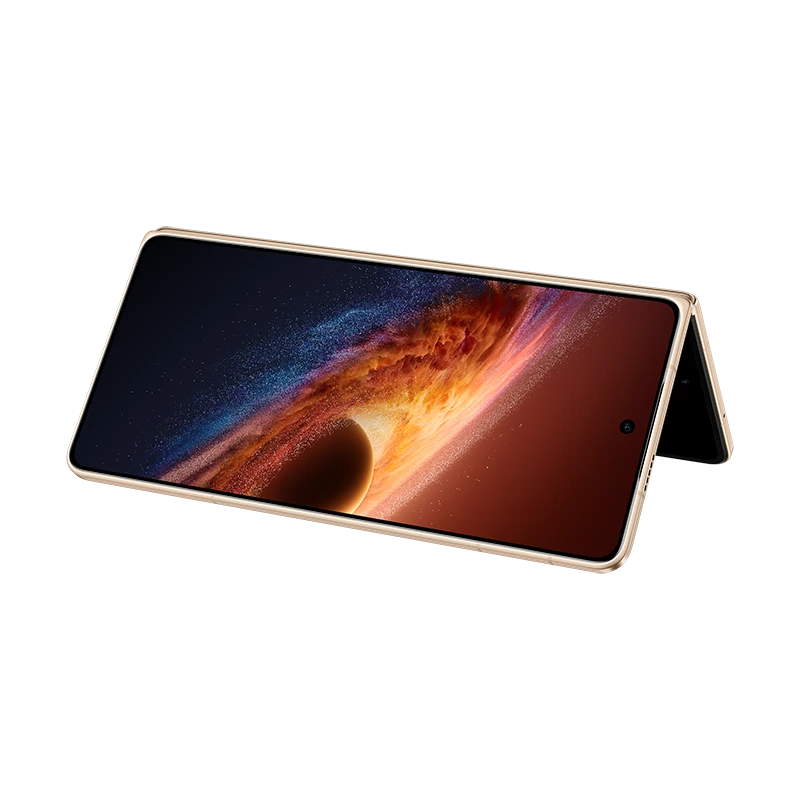 Ein goldfarbenes, zusammengeklapptes Smartphone mit kosmischem Hintergrundbild.
