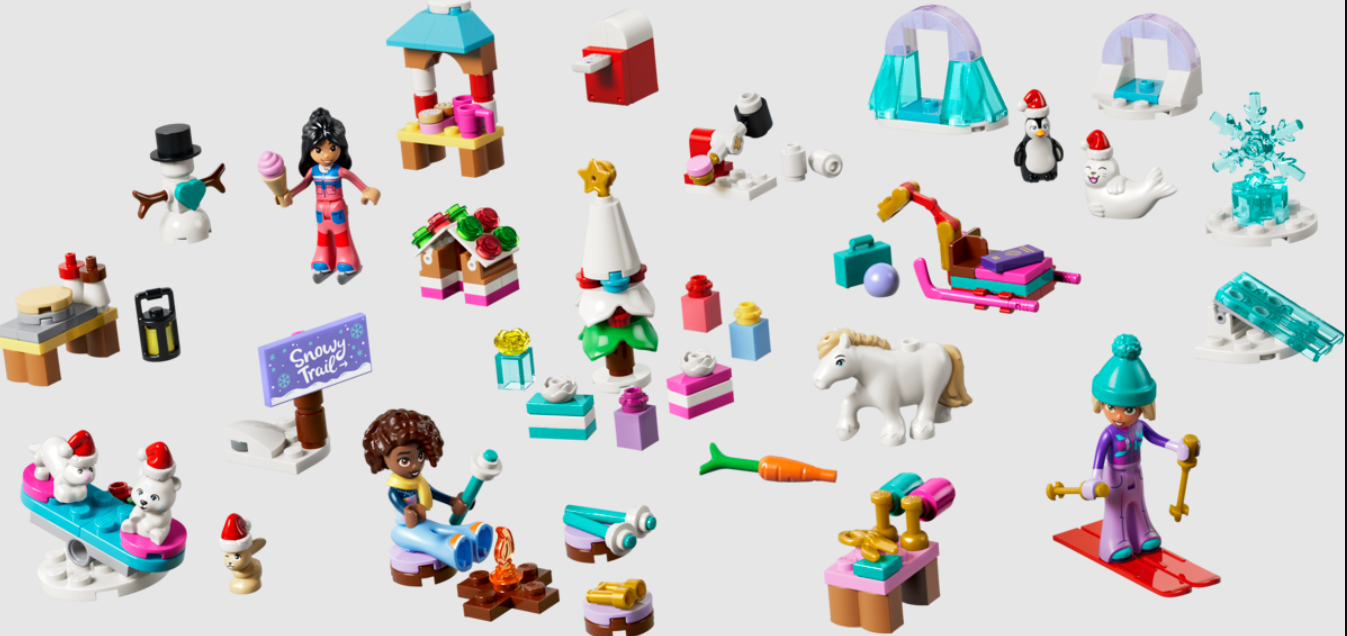 Winterliche Szene mit Lego-Figuren: Schneemann, Mädchen mit Eis, Weihnachtsbaum, Pferd, Skifahrer.