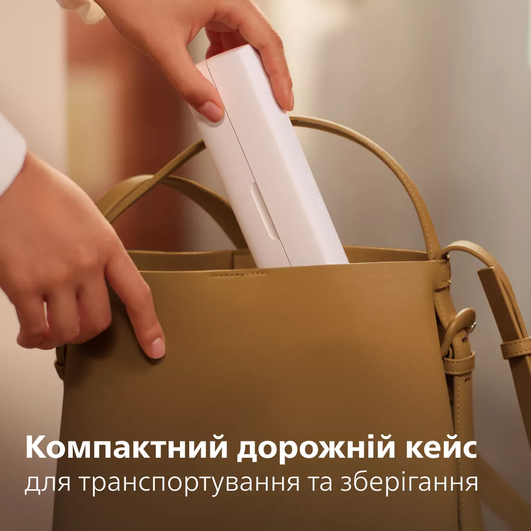 Ręka wkłada białe etui do brązowej torby. Kompaktowe etui podróżne.