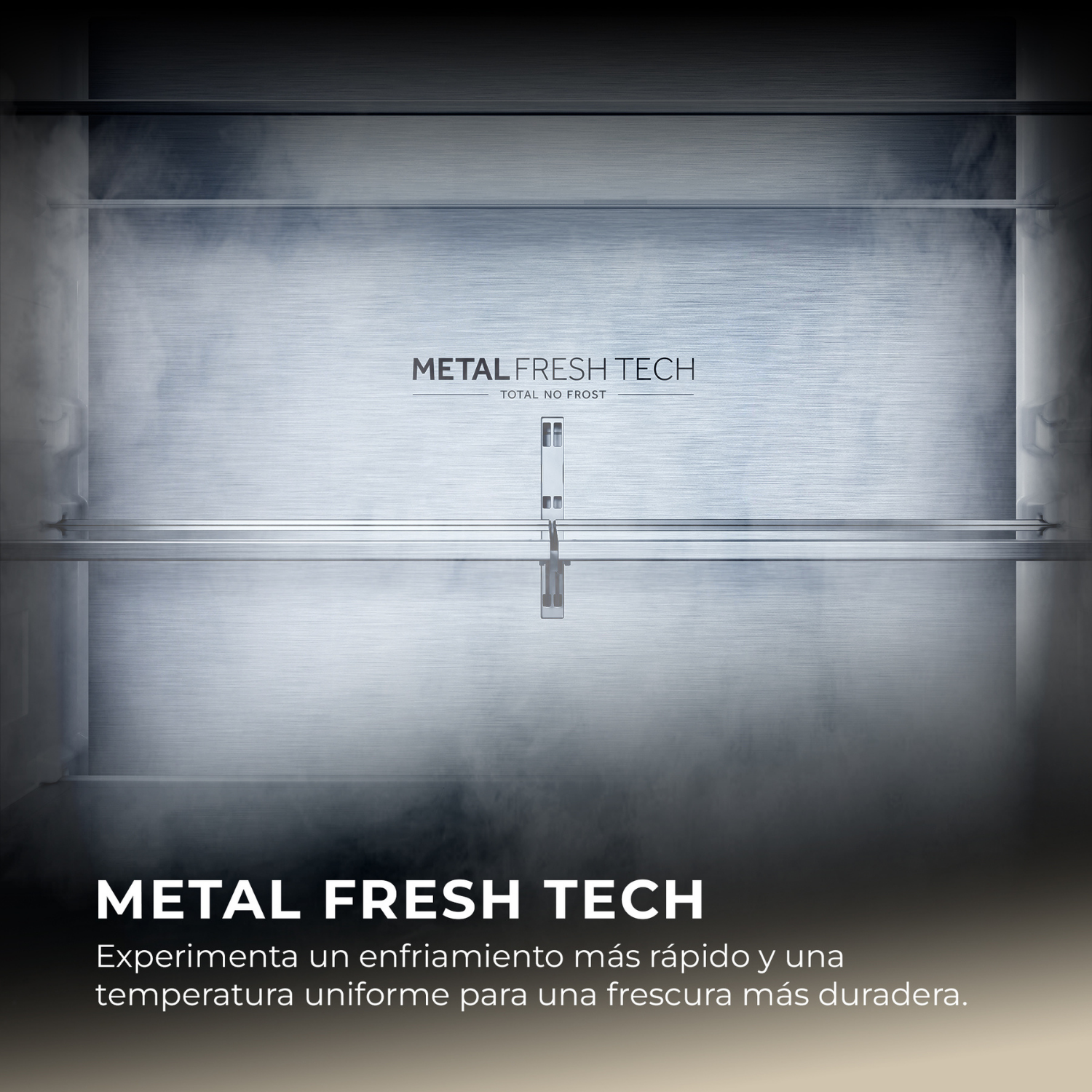 Interior de refrigerador con pared trasera de metal y niebla.